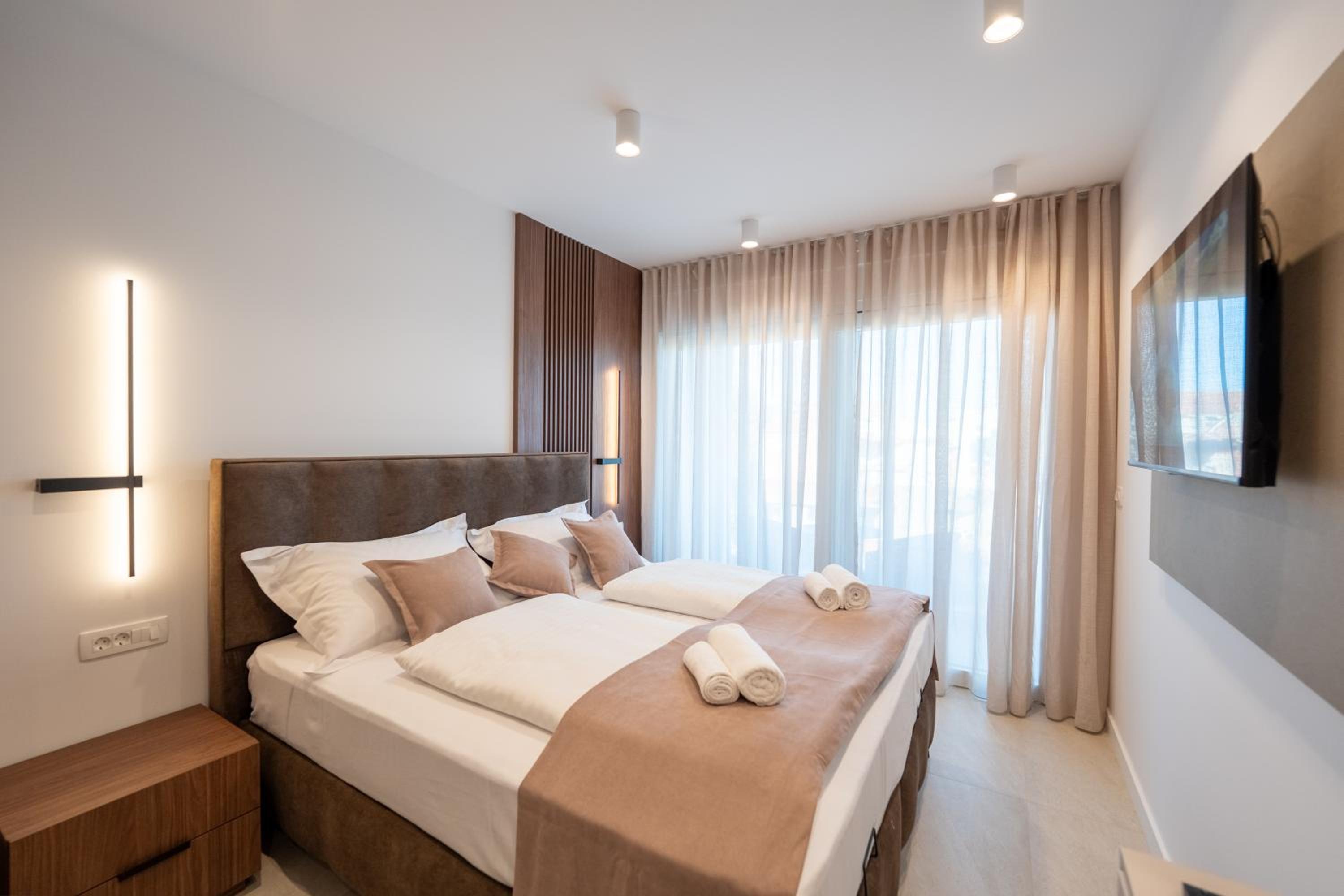 Bumblebee apartments & rooms with pool