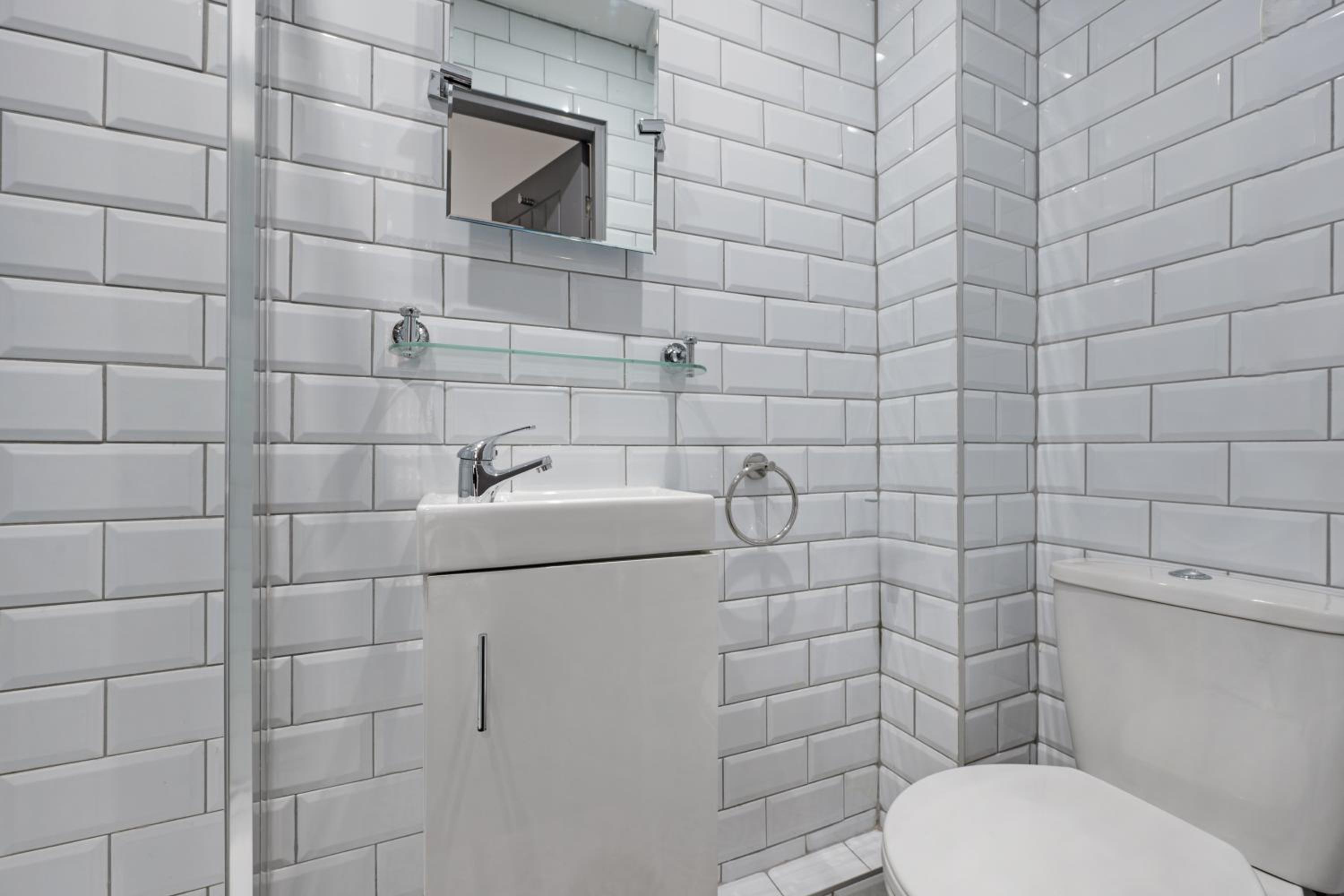 Sutcliffe House - Air Host & Stay - 3 bed 3 bath - Contractor Friendly