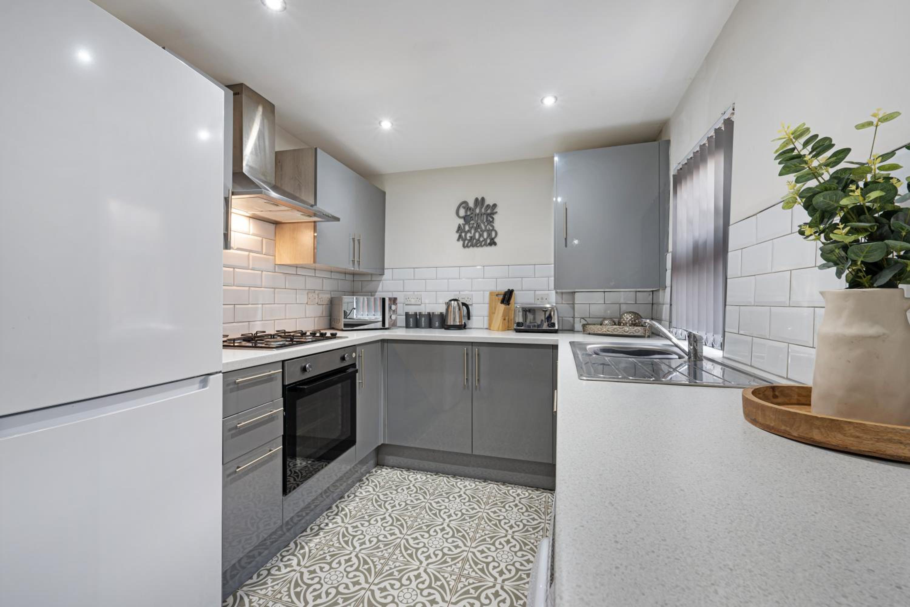Sutcliffe House - Air Host & Stay - 3 bed 3 bath - Contractor Friendly