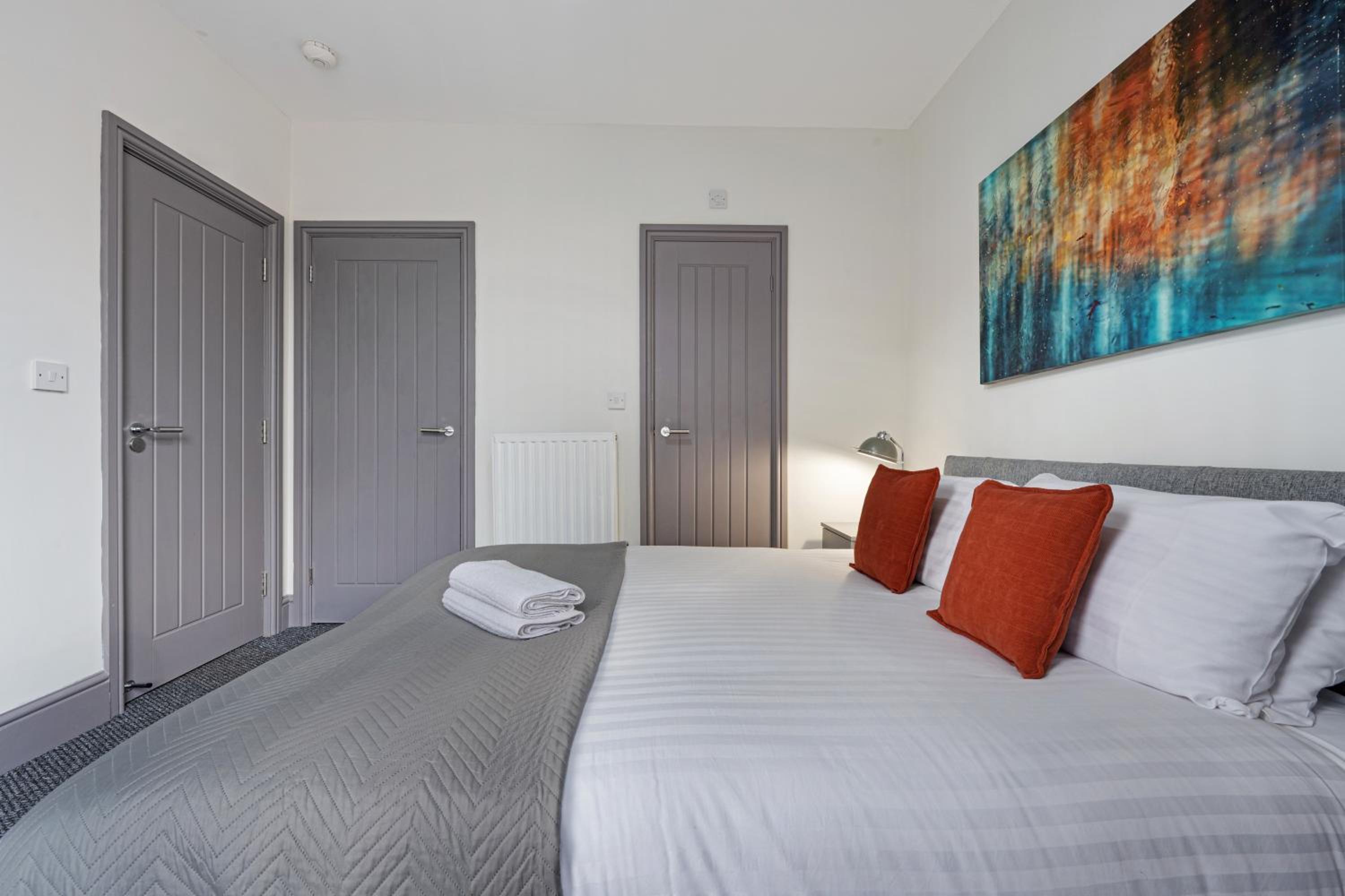Sutcliffe House - Air Host & Stay - 3 bed 3 bath - Contractor Friendly