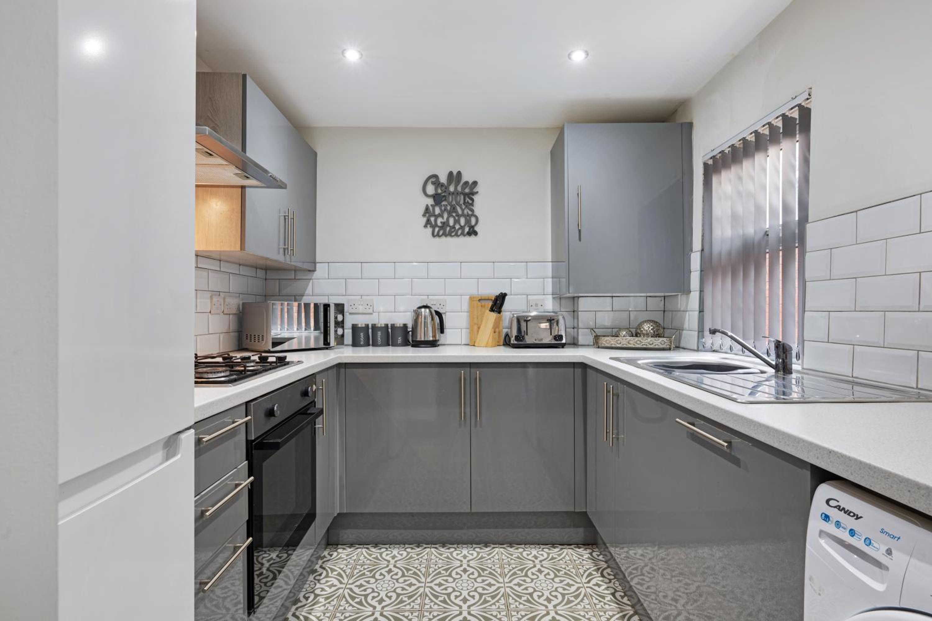Sutcliffe House - Air Host & Stay - 3 bed 3 bath - Contractor Friendly