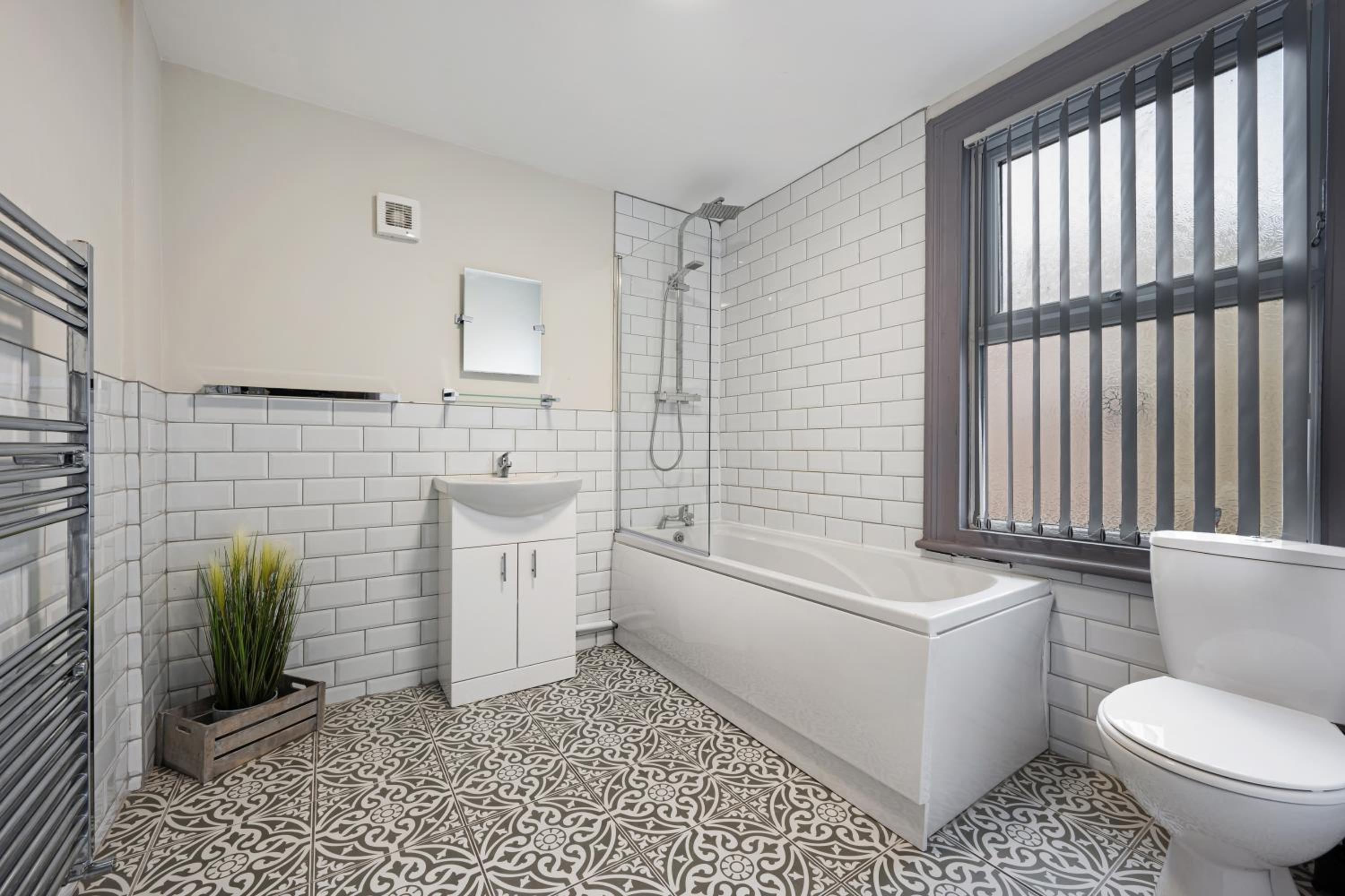 Sutcliffe House - Air Host & Stay - 3 bed 3 bath - Contractor Friendly