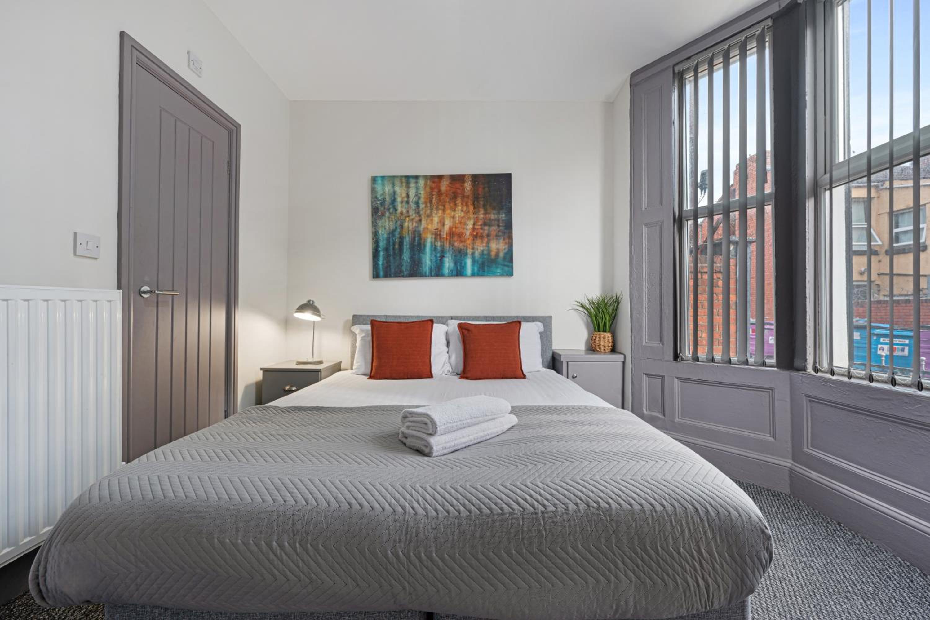 Sutcliffe House - Air Host & Stay - 3 bed 3 bath - Contractor Friendly