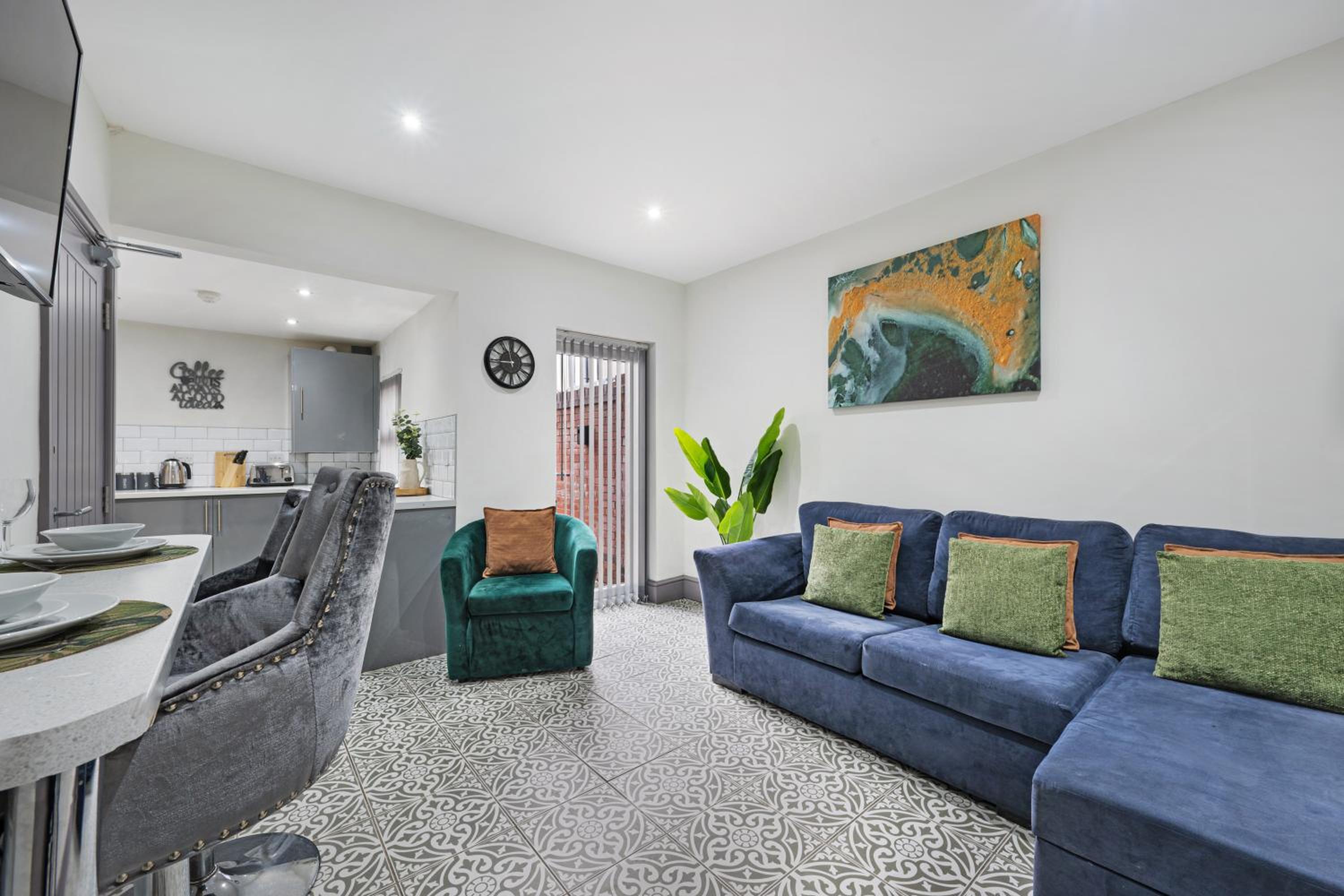 Sutcliffe House - Air Host & Stay - 3 bed 3 bath - Contractor Friendly