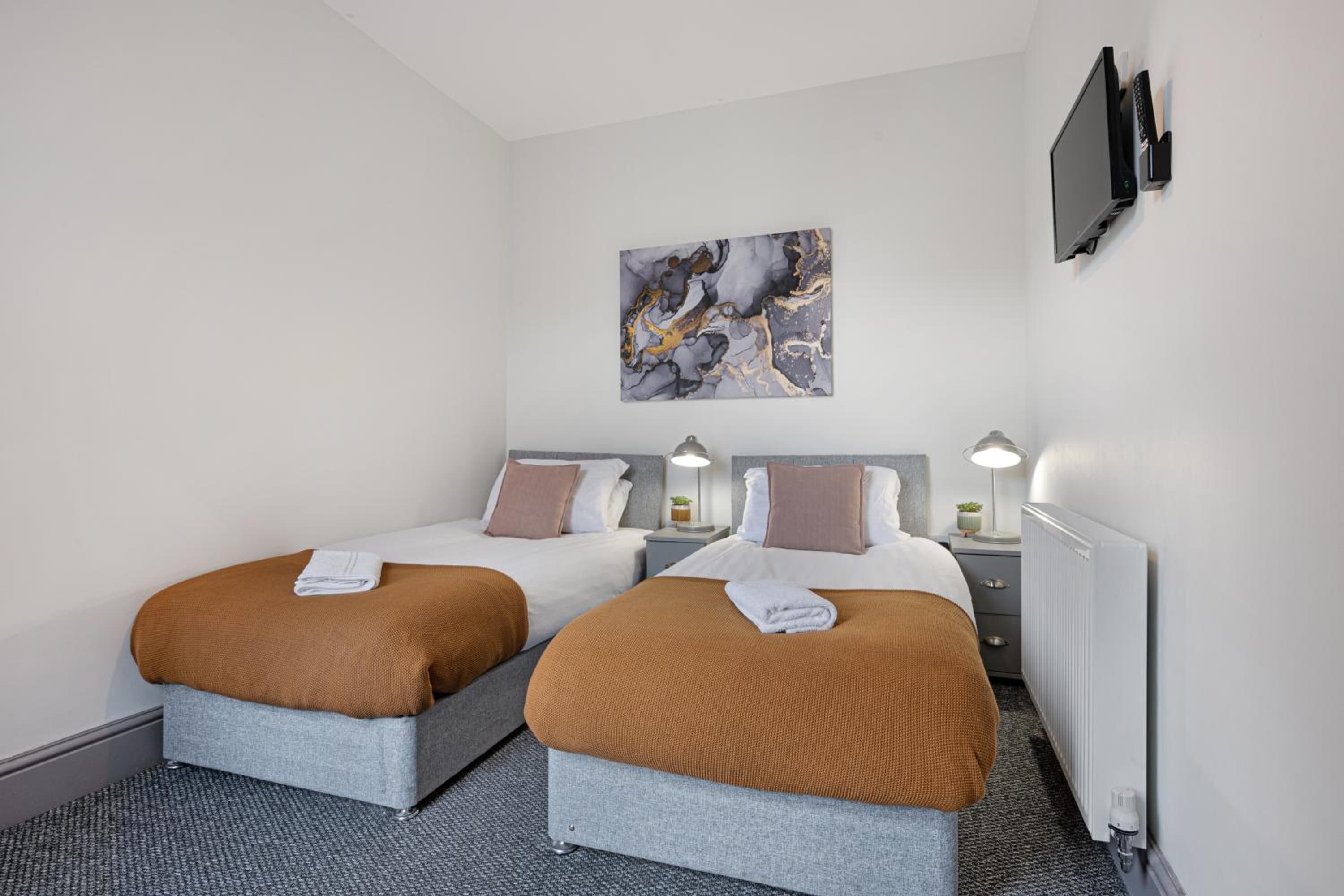 Sutcliffe House - Air Host & Stay - 3 bed 3 bath - Contractor Friendly