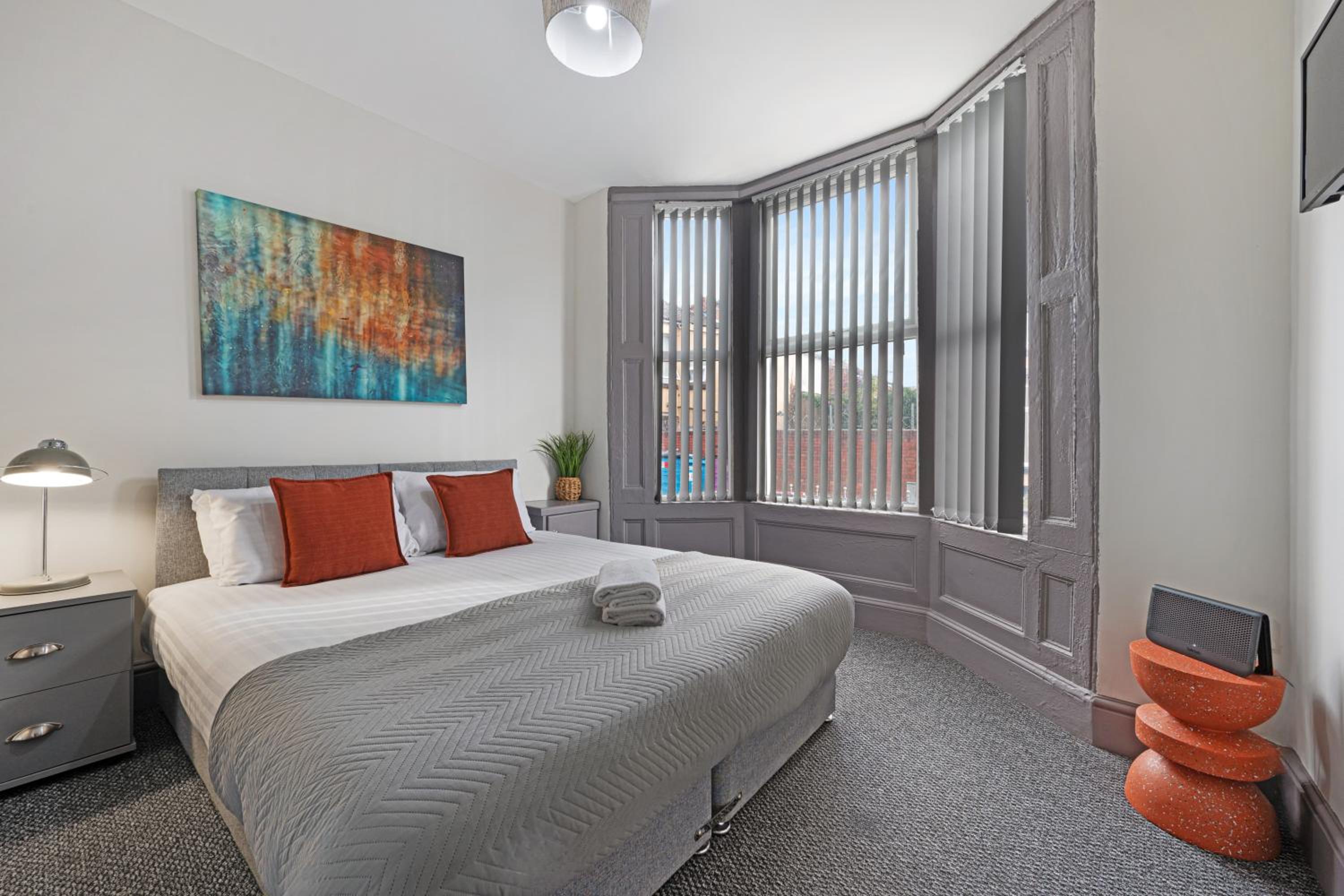 Sutcliffe House - Air Host & Stay - 3 bed 3 bath - Contractor Friendly