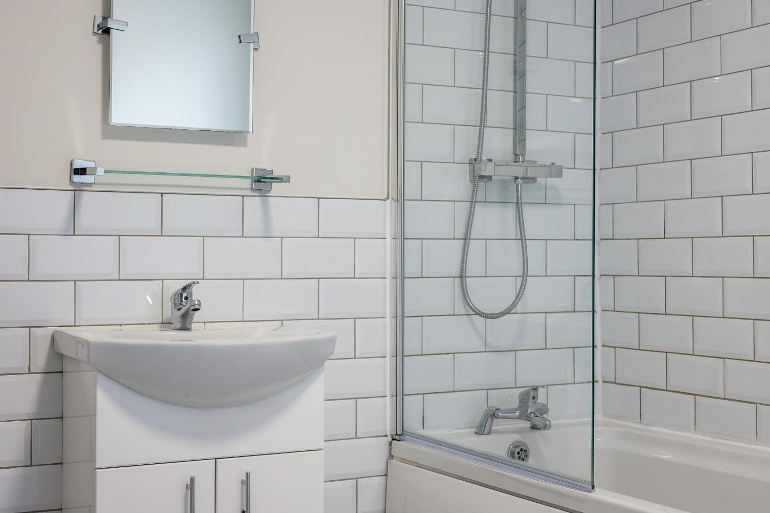 Sutcliffe House - Air Host & Stay - 3 bed 3 bath - Contractor Friendly