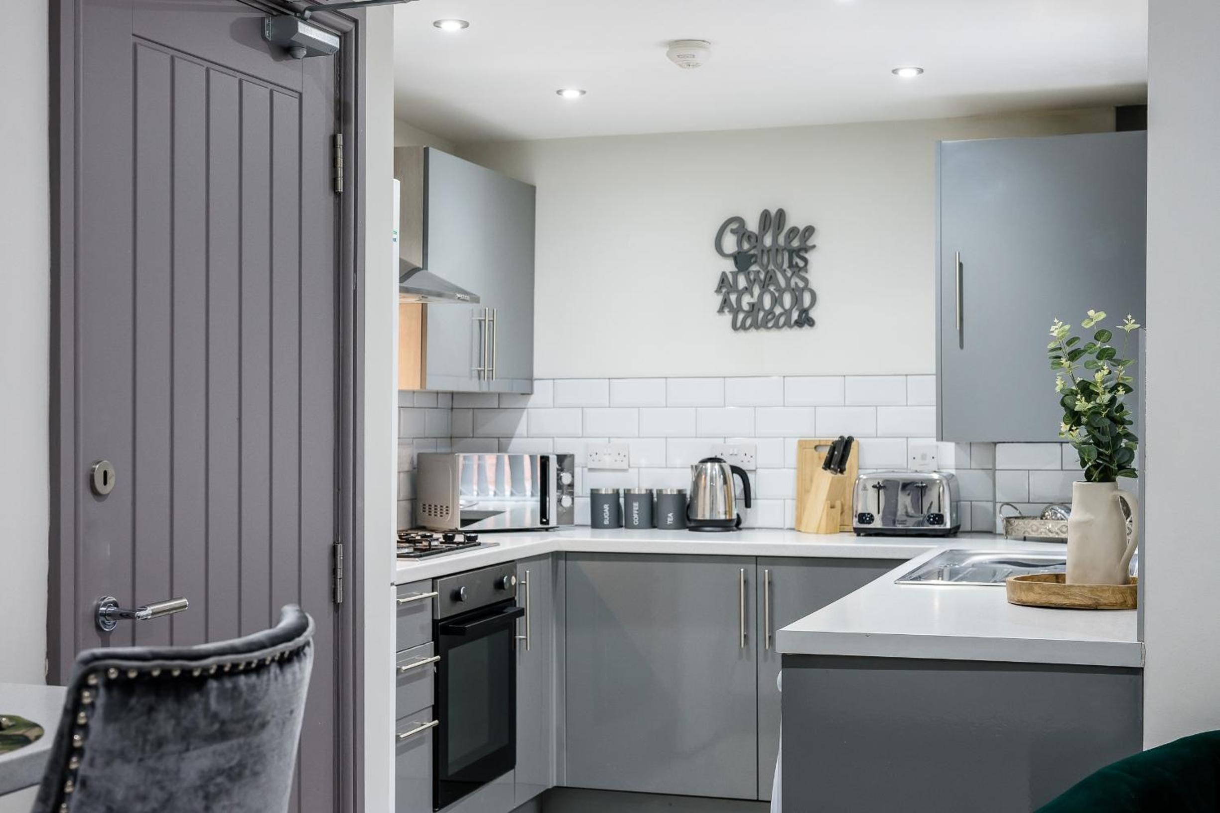 Sutcliffe House - Air Host & Stay - 3 bed 3 bath - Contractor Friendly