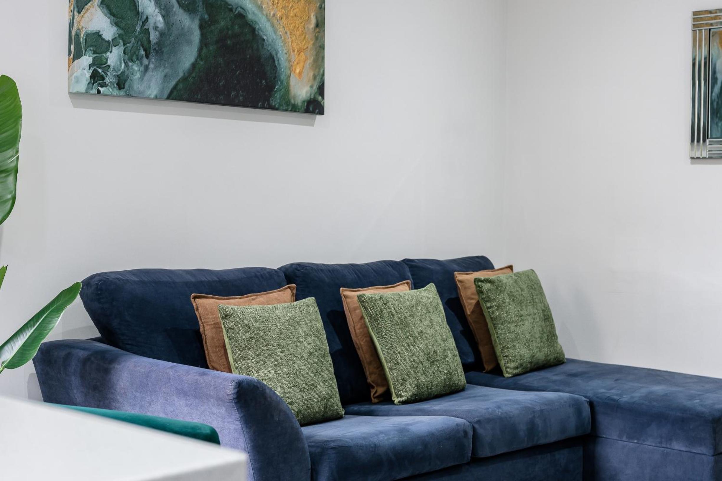 Sutcliffe House - Air Host & Stay - 3 bed 3 bath - Contractor Friendly