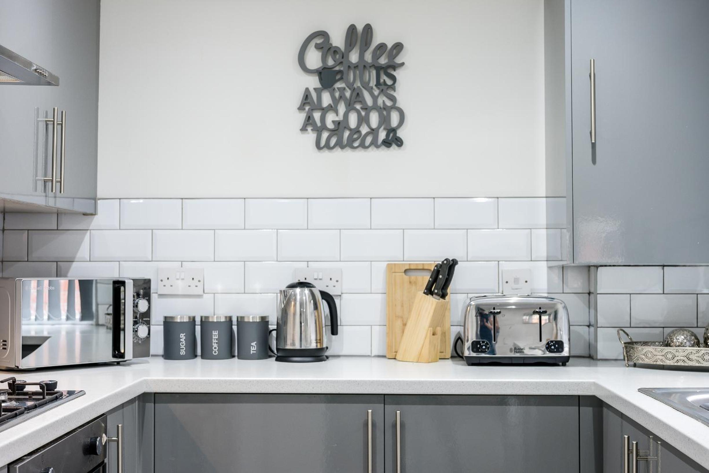 Sutcliffe House - Air Host & Stay - 3 bed 3 bath - Contractor Friendly