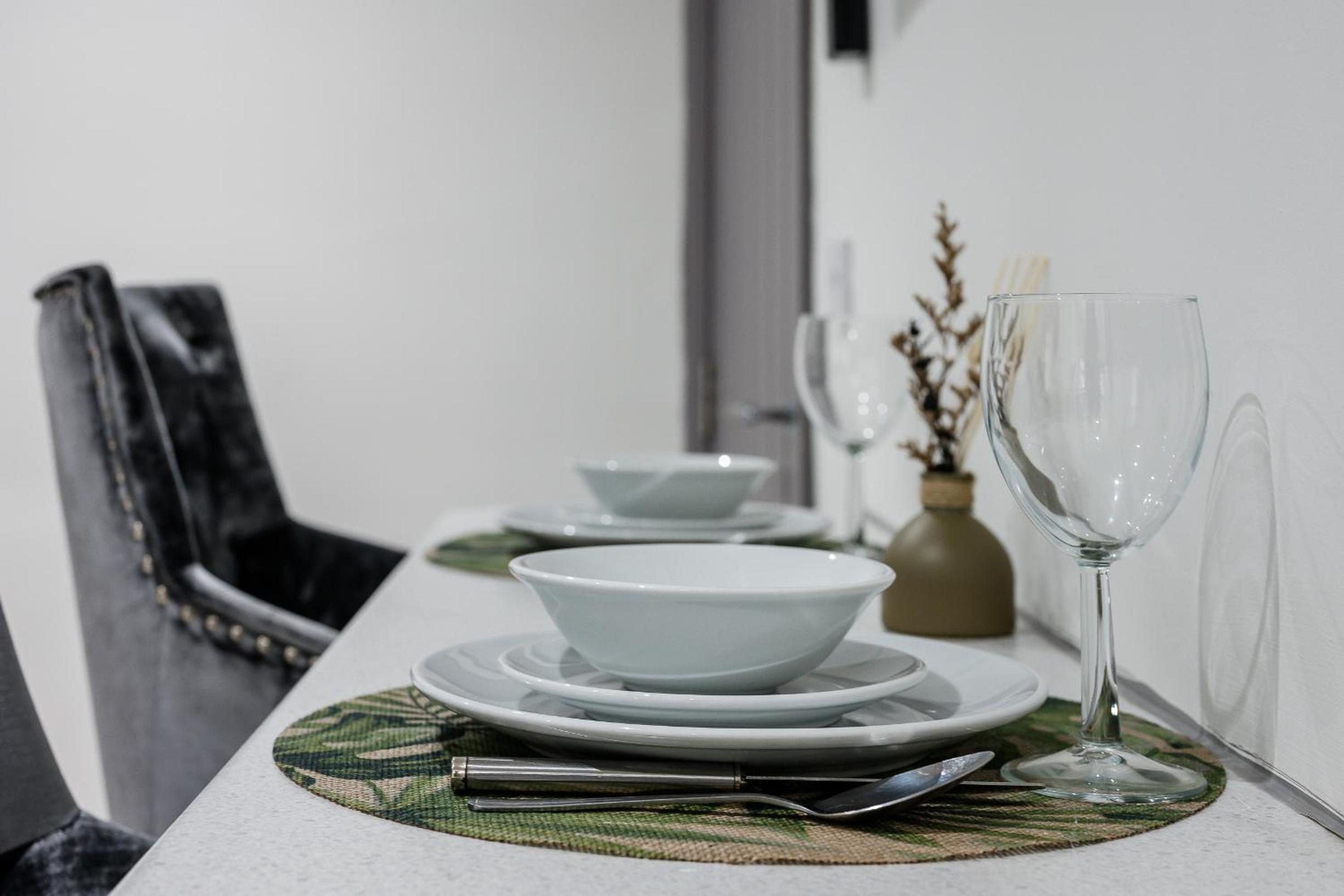 Sutcliffe House - Air Host & Stay - 3 bed 3 bath - Contractor Friendly