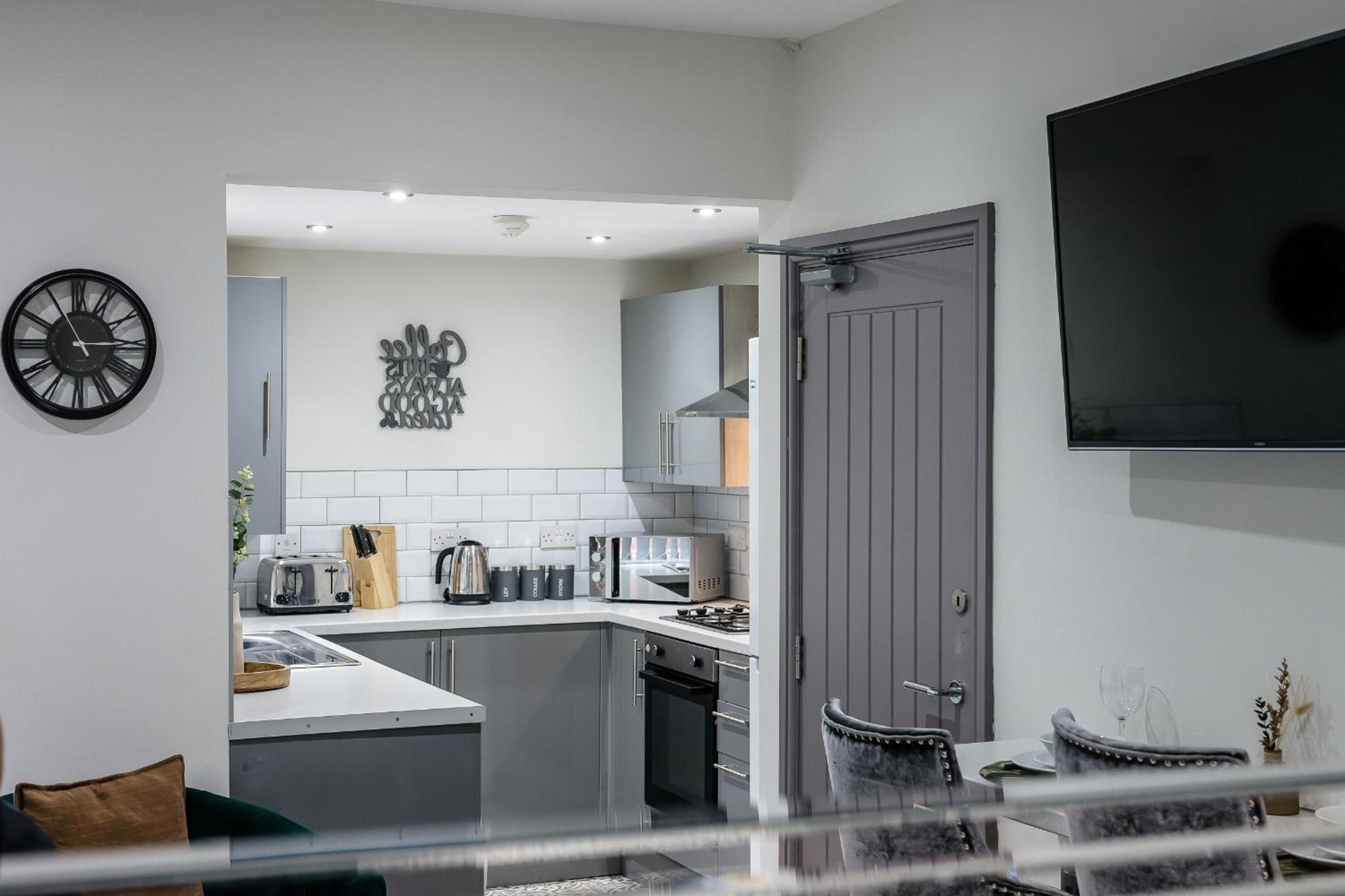 Sutcliffe House - Air Host & Stay - 3 bed 3 bath - Contractor Friendly