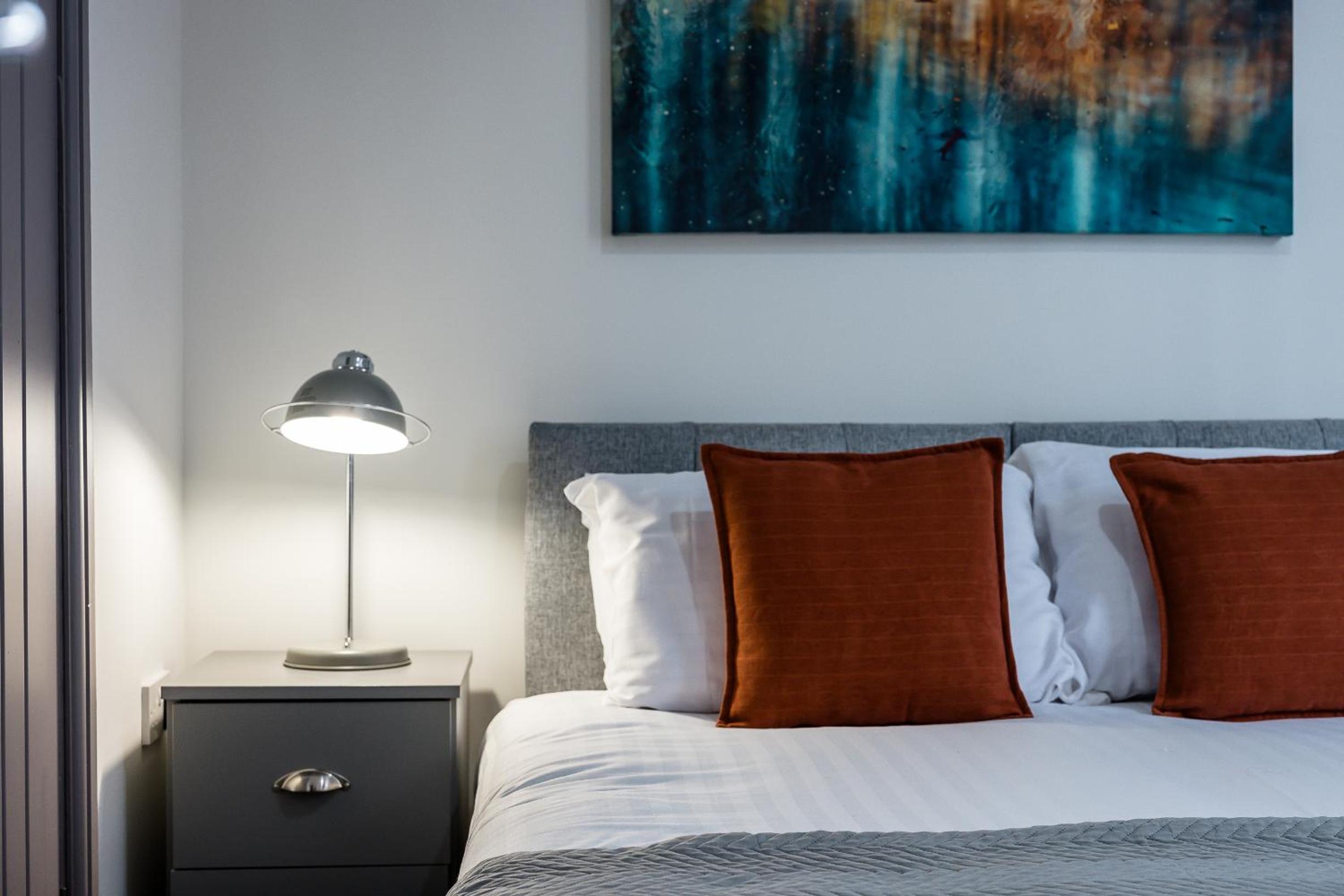 Sutcliffe House - Air Host & Stay - 3 bed 3 bath - Contractor Friendly