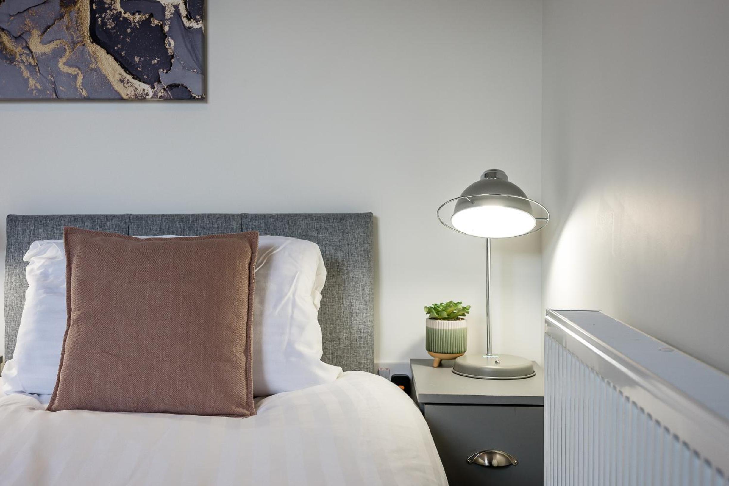 Sutcliffe House - Air Host & Stay - 3 bed 3 bath - Contractor Friendly