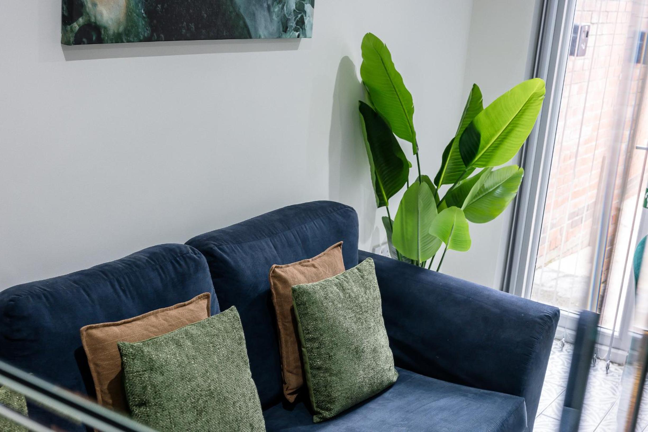 Sutcliffe House - Air Host & Stay - 3 bed 3 bath - Contractor Friendly