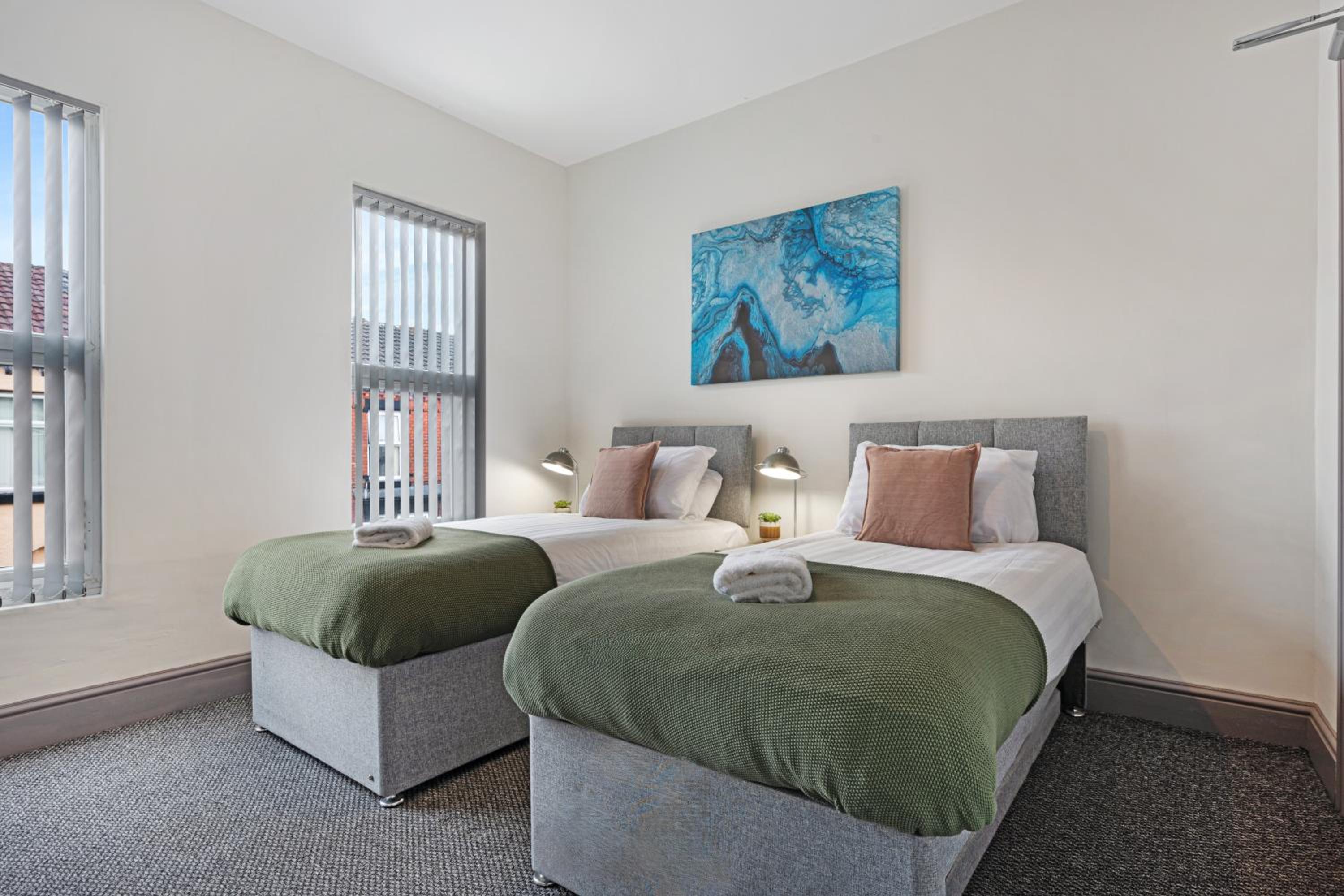 Sutcliffe House - Air Host & Stay - 3 bed 3 bath - Contractor Friendly