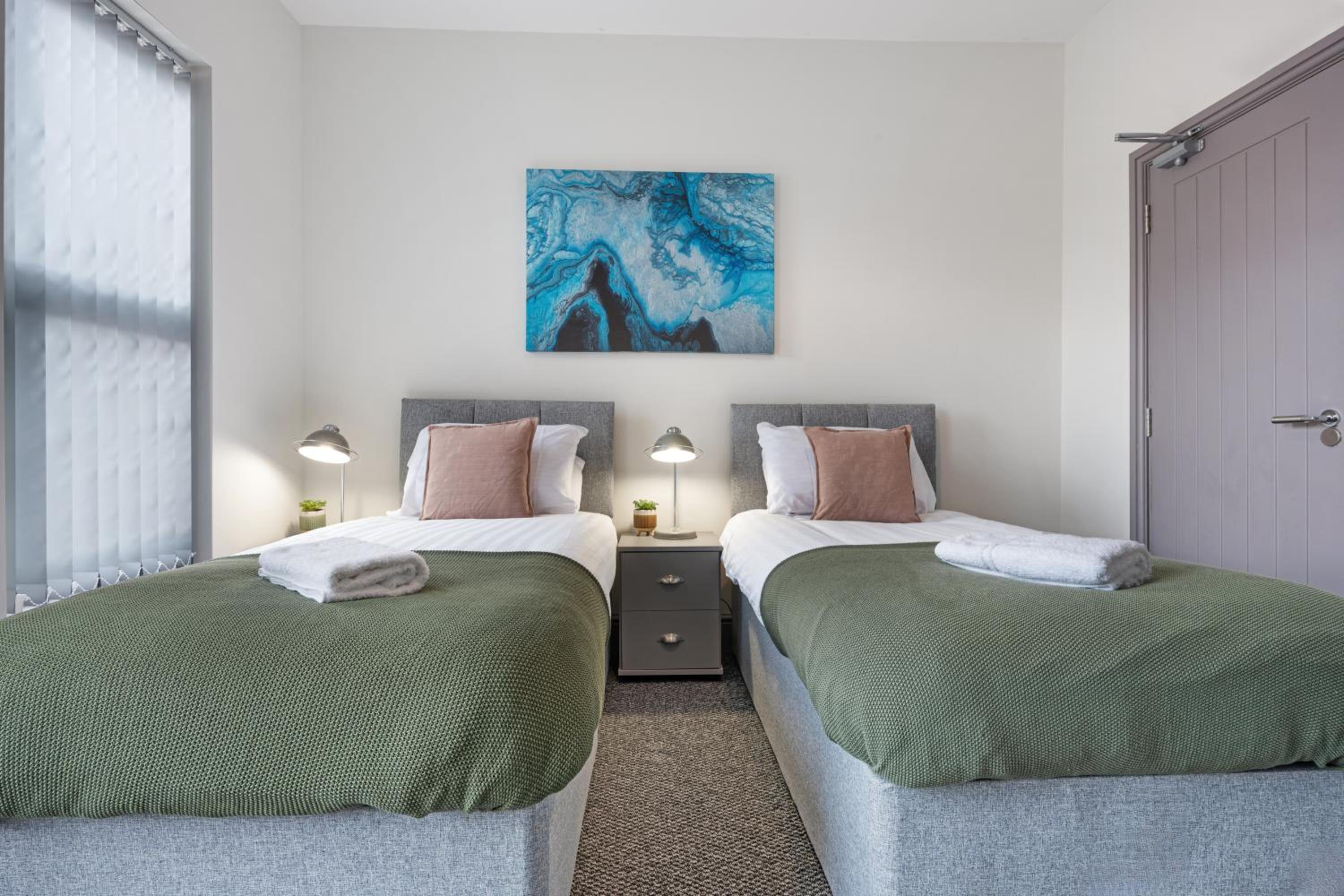 Sutcliffe House - Air Host & Stay - 3 bed 3 bath - Contractor Friendly