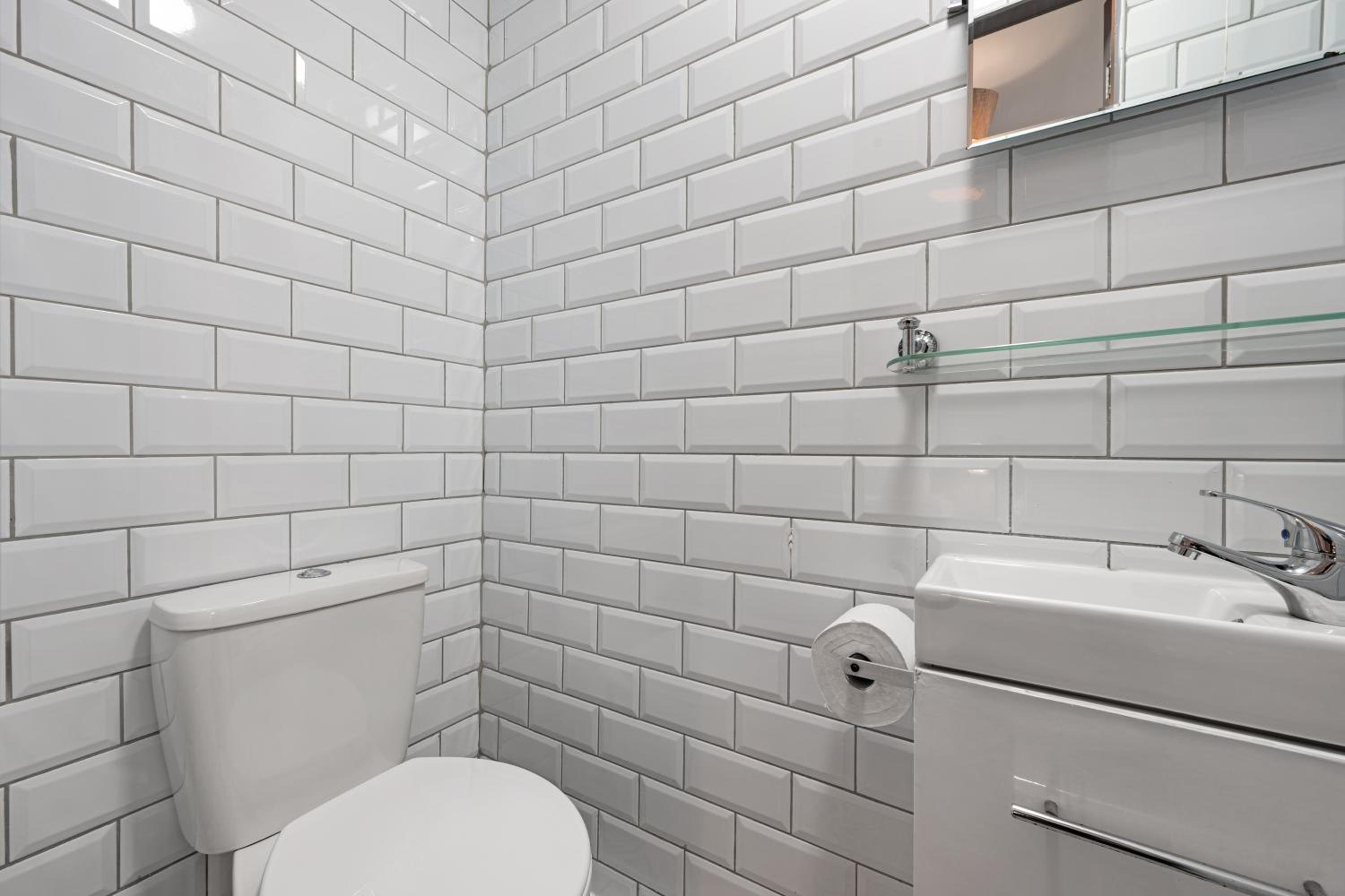 Sutcliffe House - Air Host & Stay - 3 bed 3 bath - Contractor Friendly