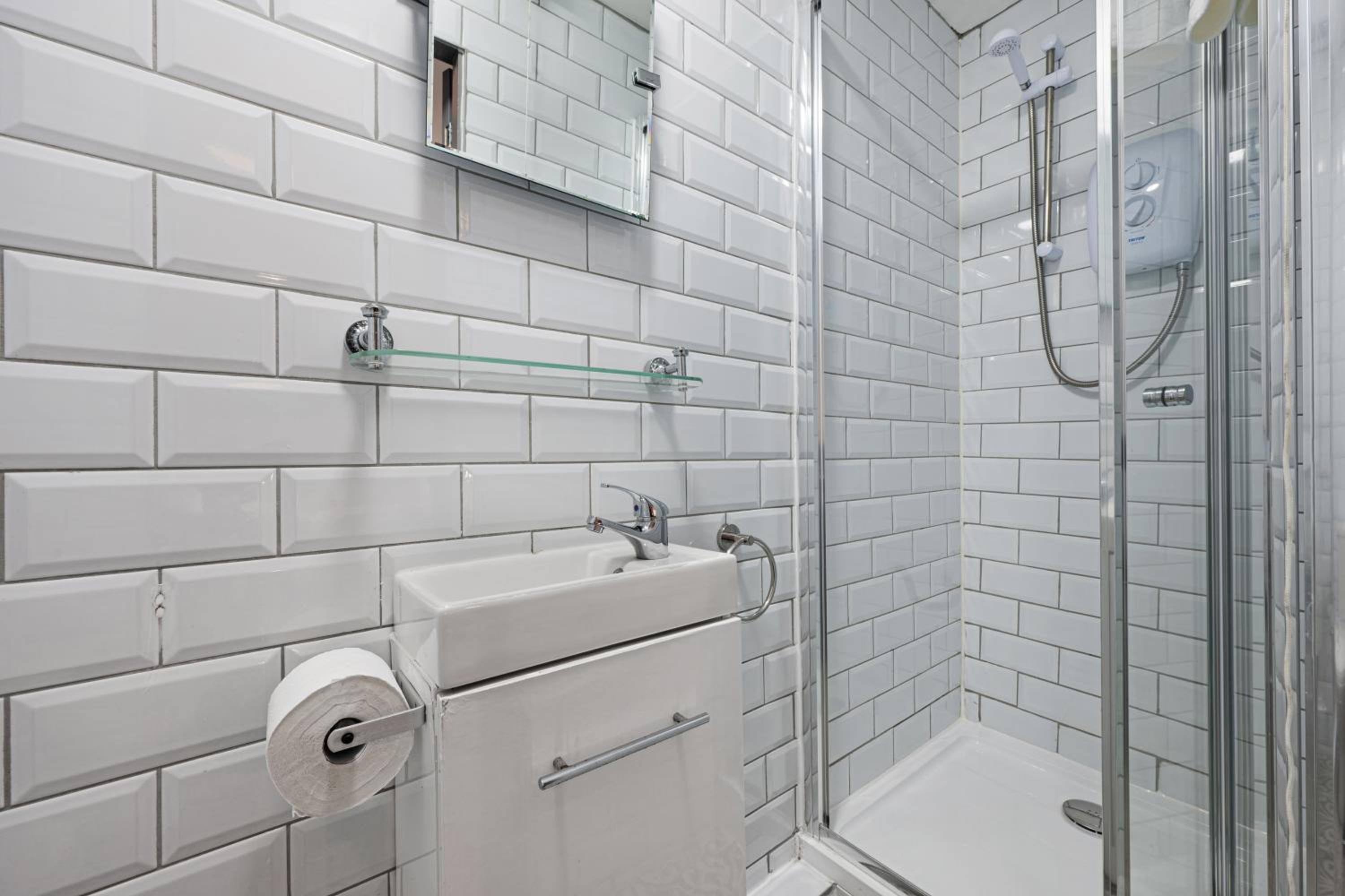 Sutcliffe House - Air Host & Stay - 3 bed 3 bath - Contractor Friendly