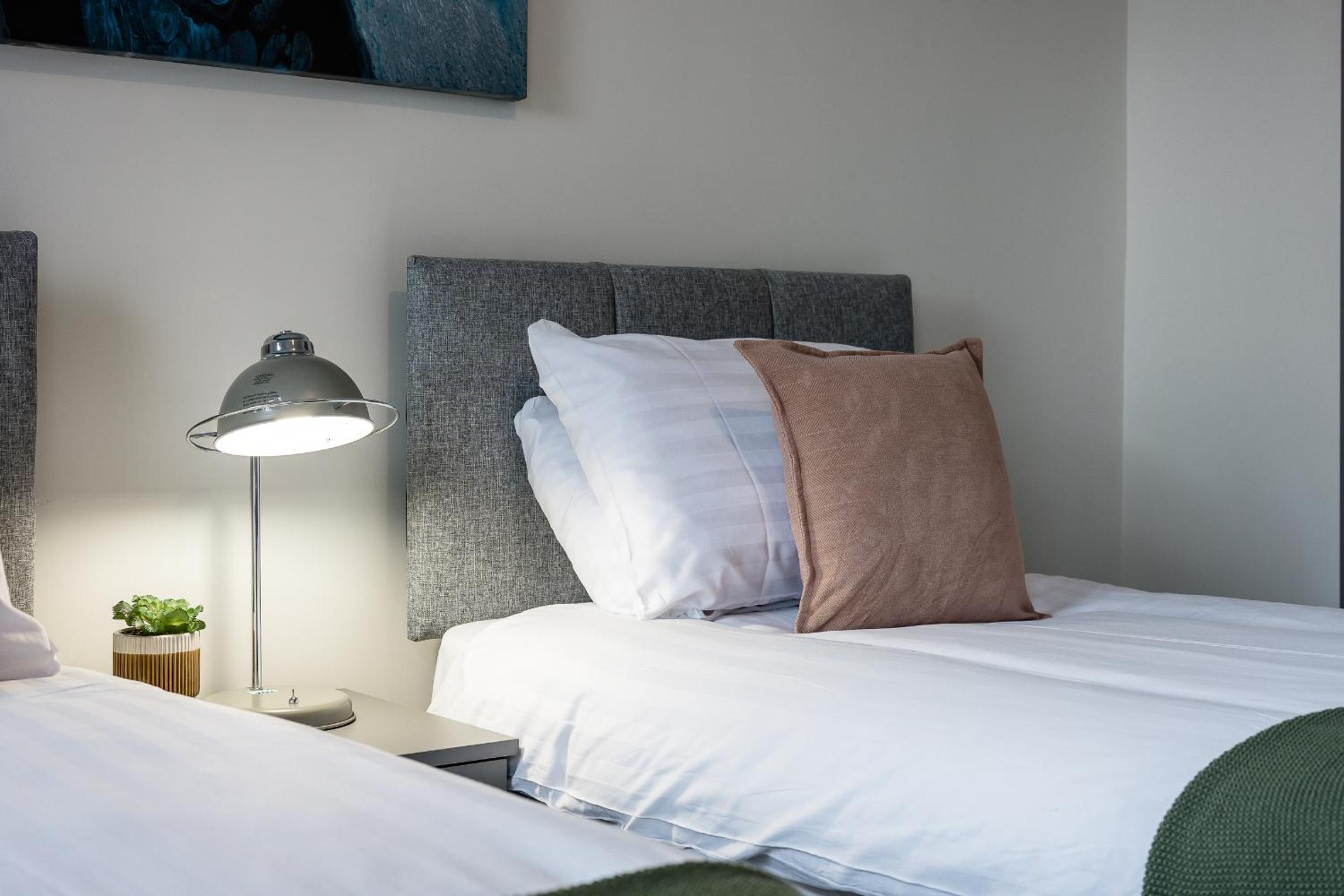 Sutcliffe House - Air Host & Stay - 3 bed 3 bath - Contractor Friendly