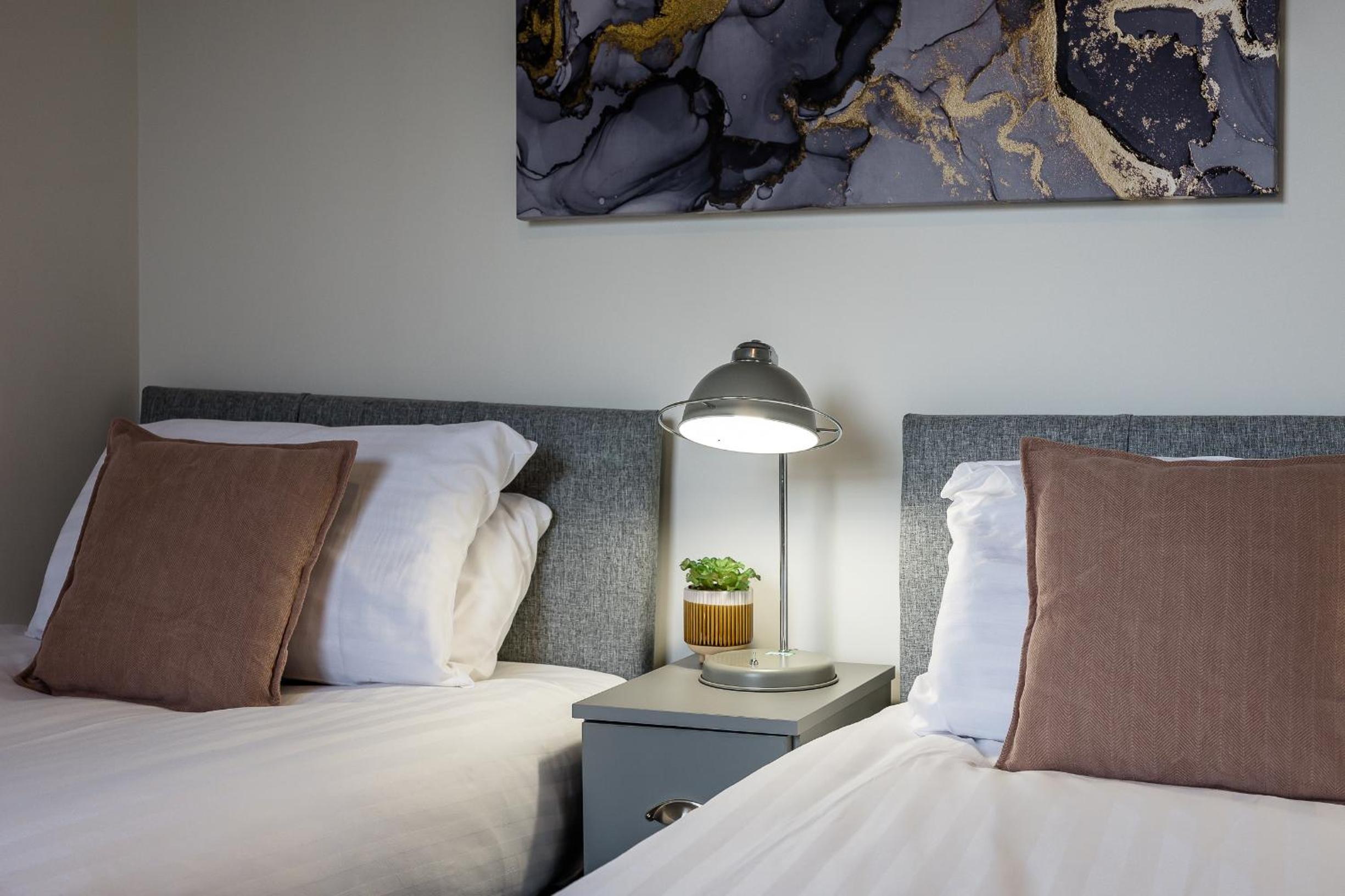 Sutcliffe House - Air Host & Stay - 3 bed 3 bath - Contractor Friendly