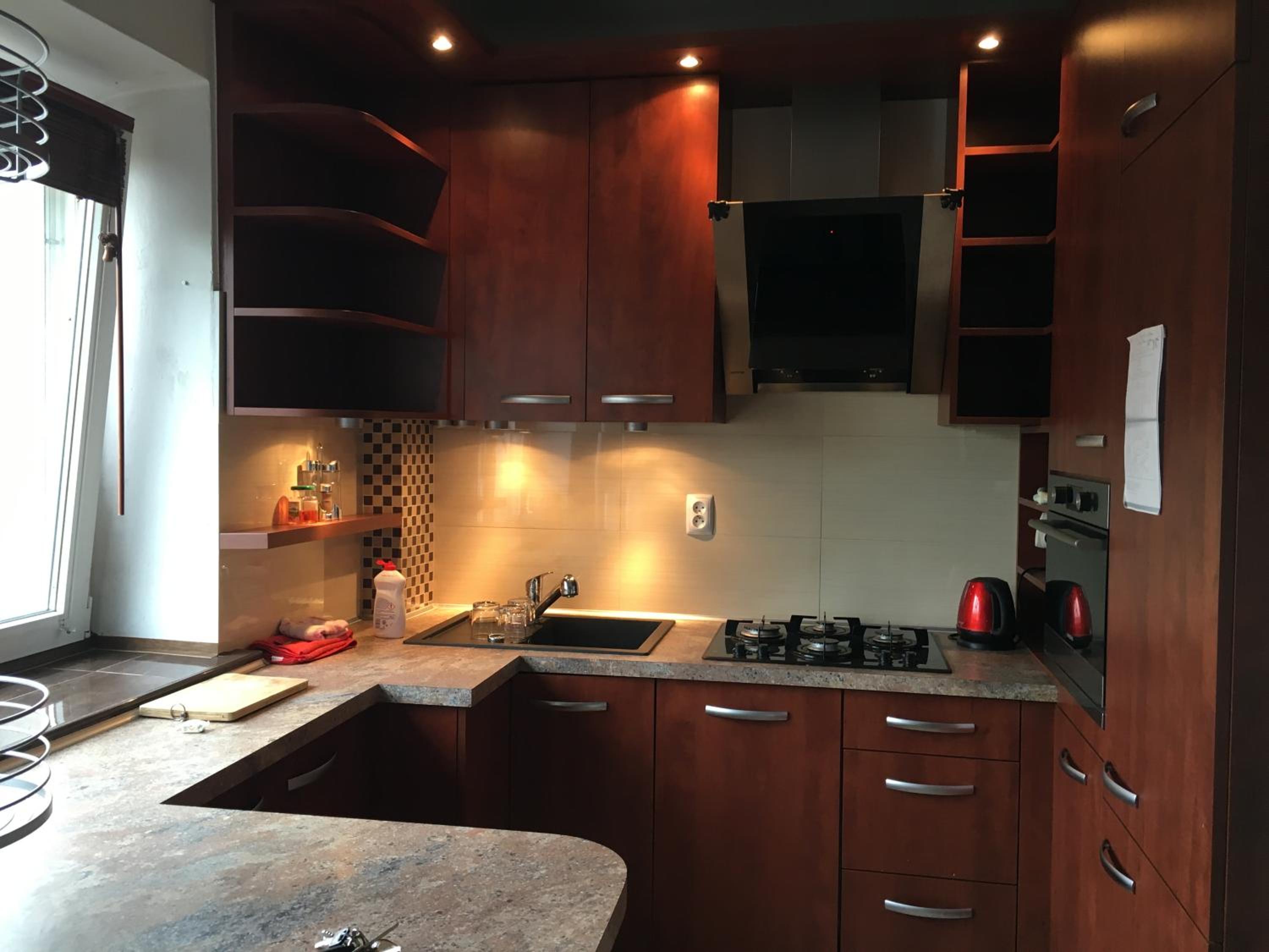 Plac Bankowy Apartment, Metro