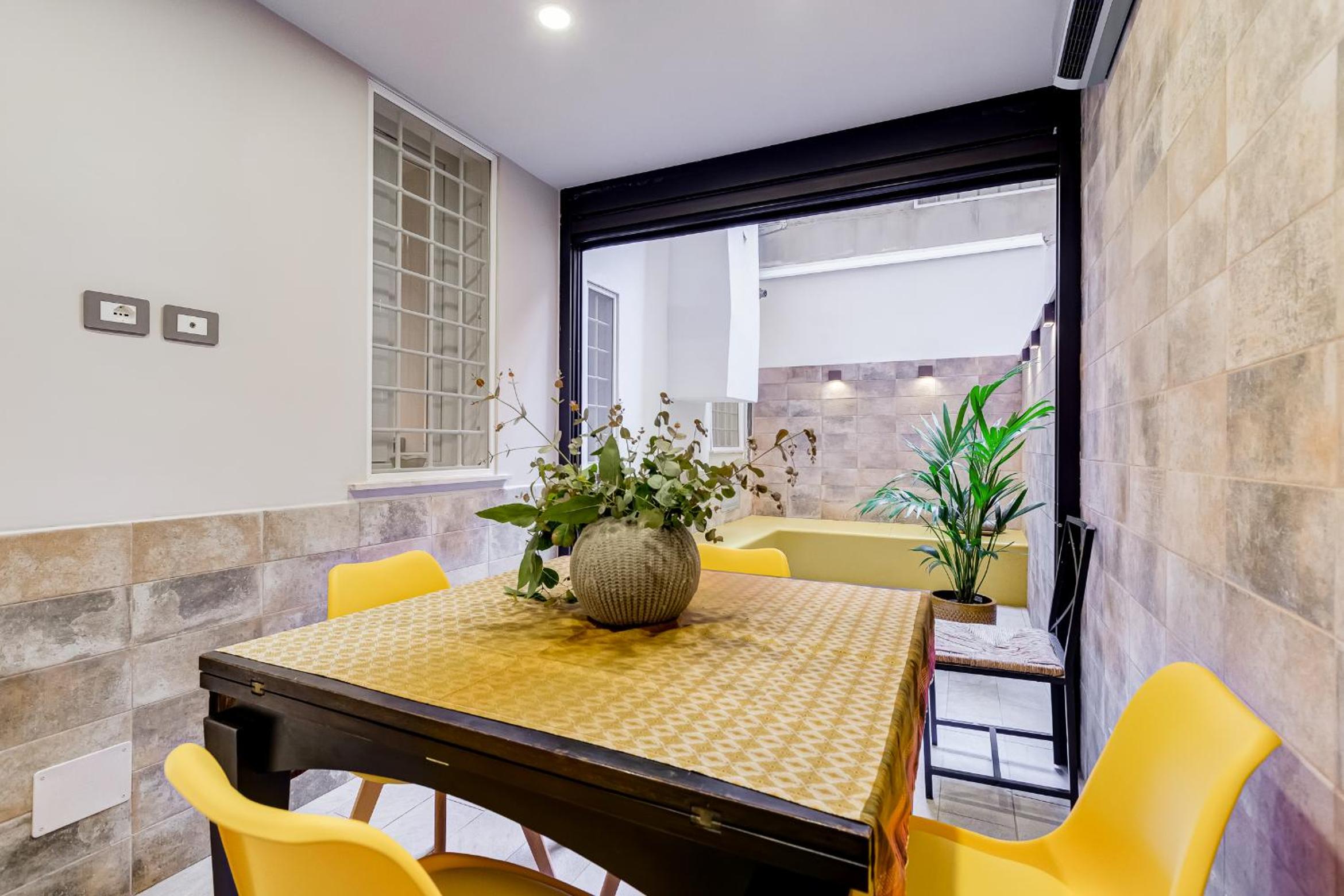 LuxurySistersHouse 2 min Colosseum