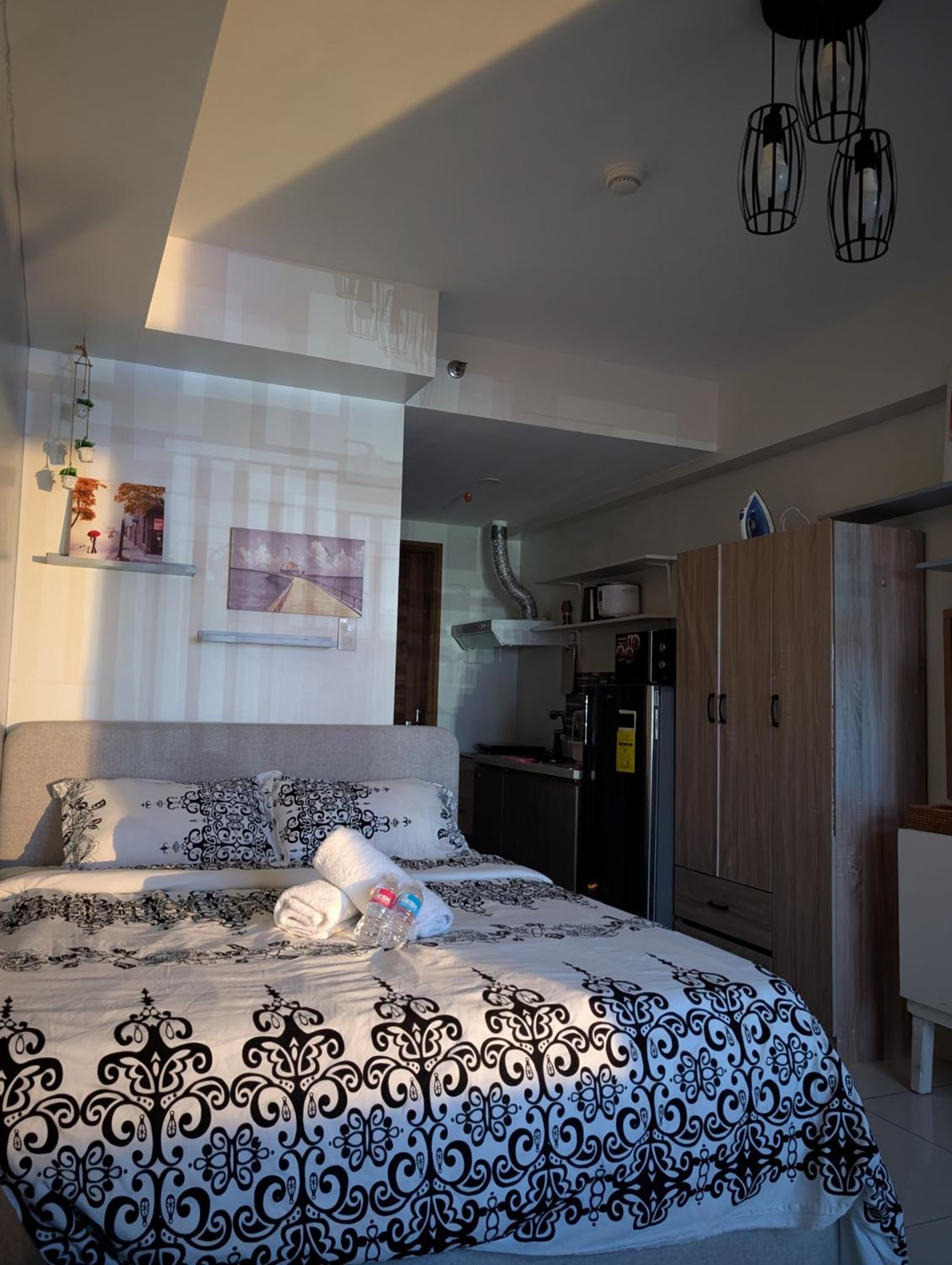 09T2 Chic Corners, Studio w Balcony, Horizons 101