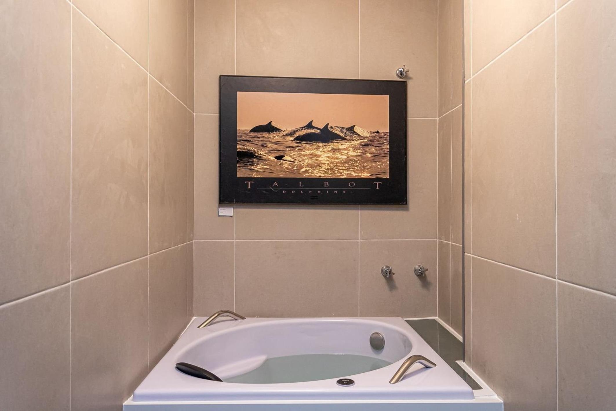 Apartment with Hot Tub, 2 Bedrooms Near the Beach