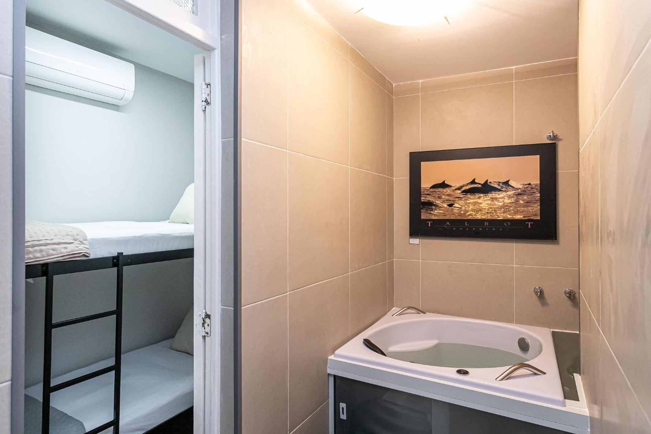 Apartment with Hot Tub, 2 Bedrooms Near the Beach