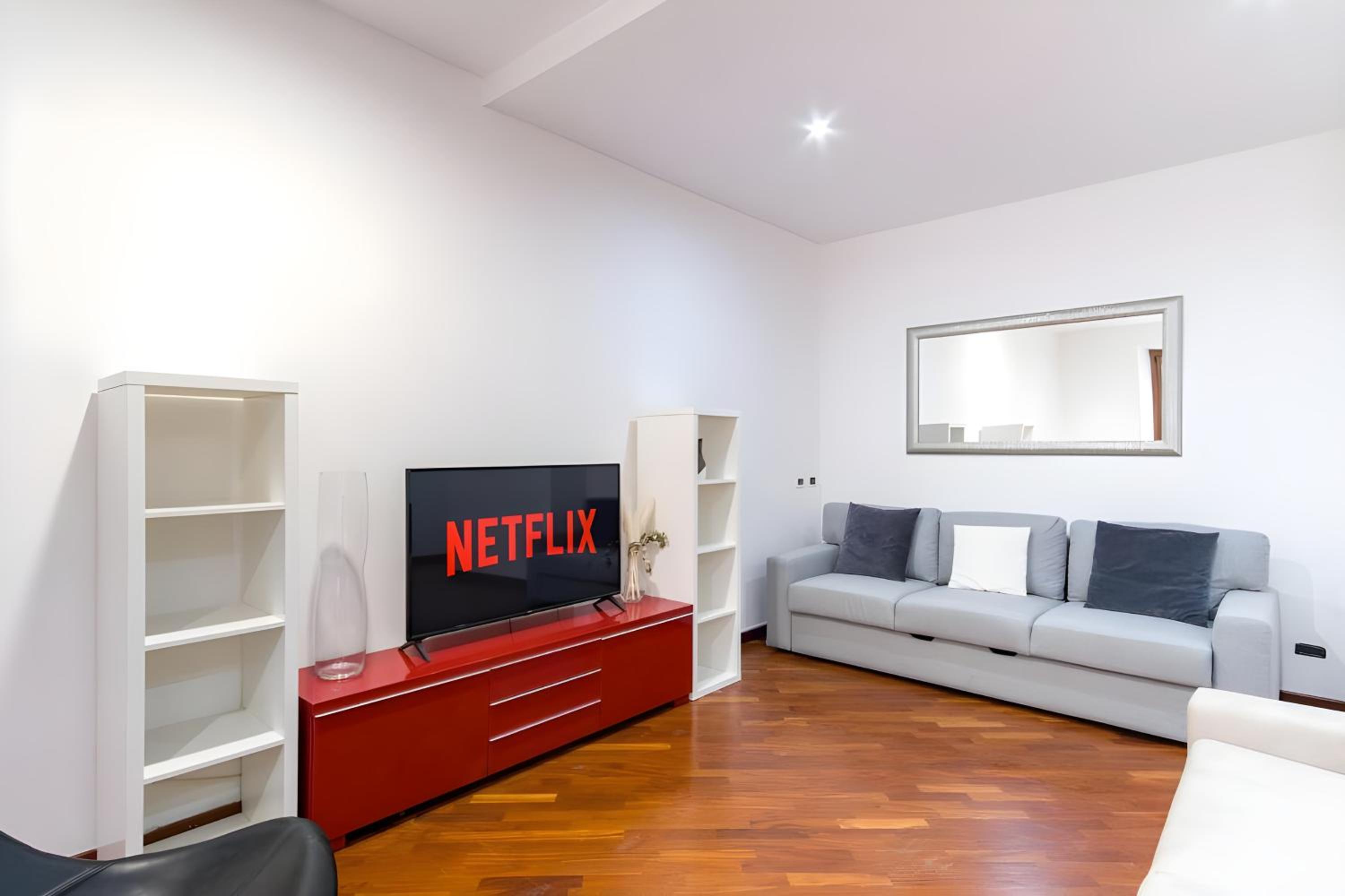 Elegantis San Giovanni Suite - Chic Apartment with Bathtub Near Historic Center, Metro & Tram Nearby