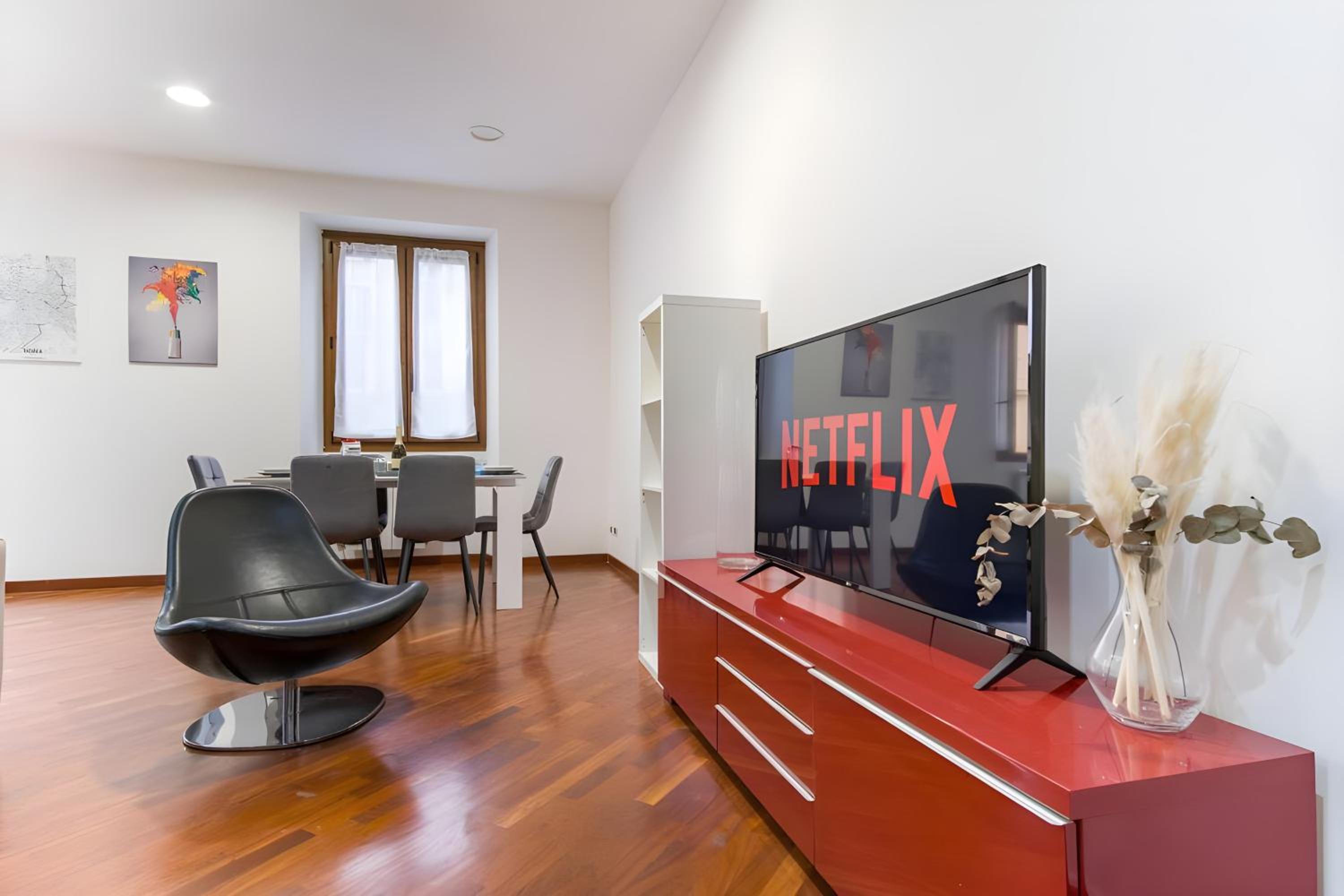 Elegantis San Giovanni Suite - Chic Apartment with Bathtub Near Historic Center, Metro & Tram Nearby