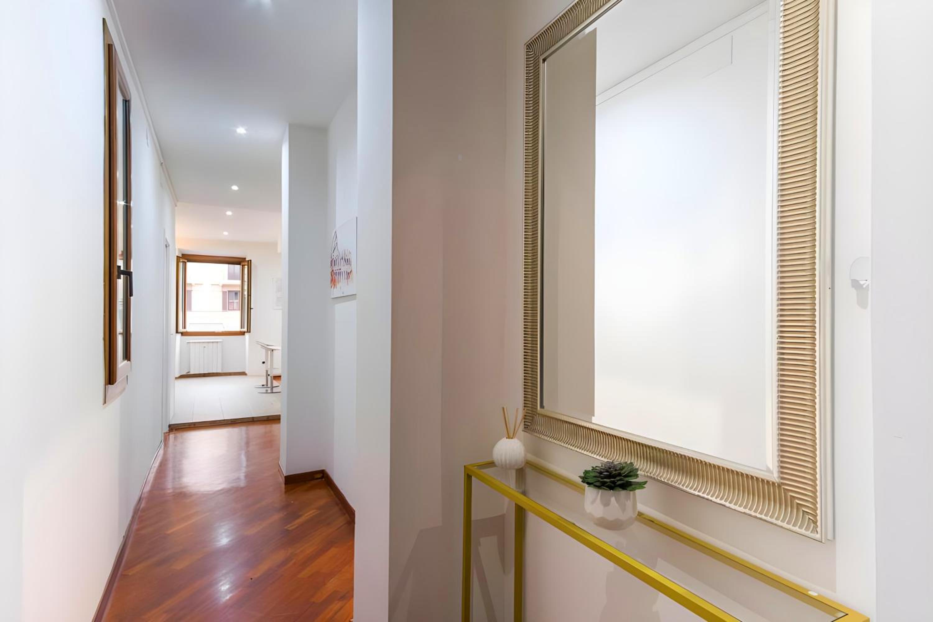 Elegantis San Giovanni Suite - Chic Apartment with Bathtub Near Historic Center, Metro & Tram Nearby
