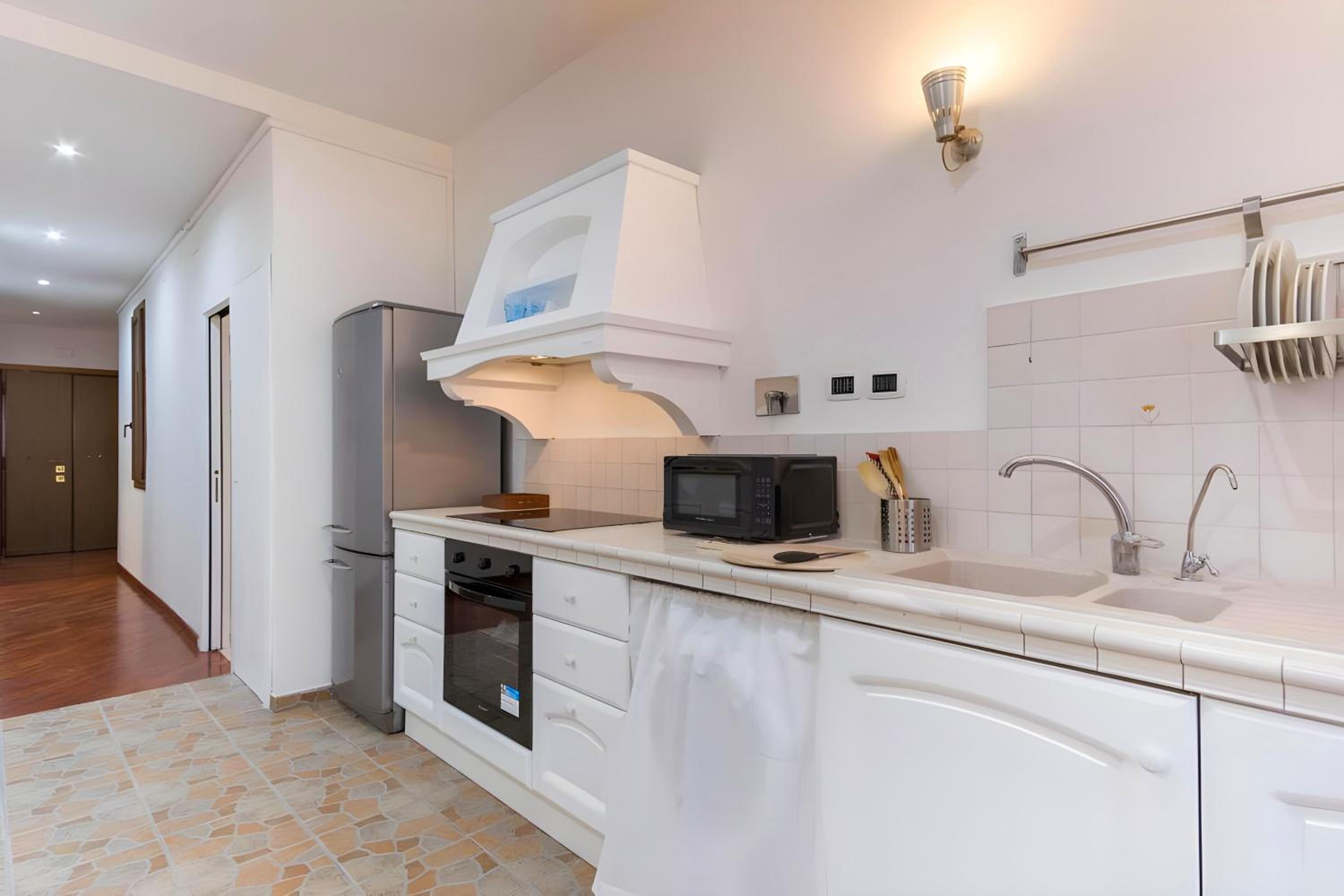 Elegantis San Giovanni Suite - Chic Apartment with Bathtub Near Historic Center, Metro & Tram Nearby