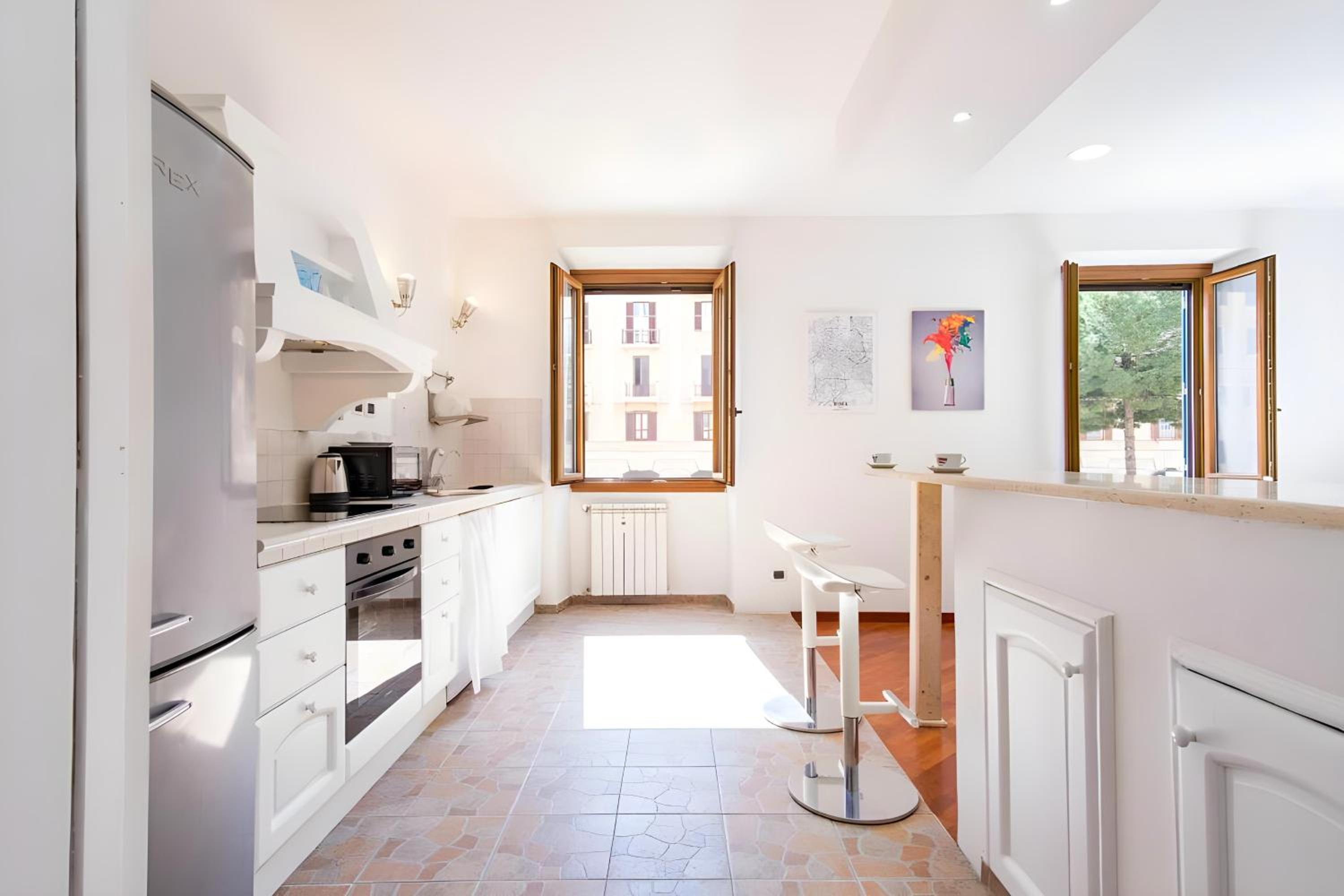 Elegantis San Giovanni Suite - Chic Apartment with Bathtub Near Historic Center, Metro & Tram Nearby