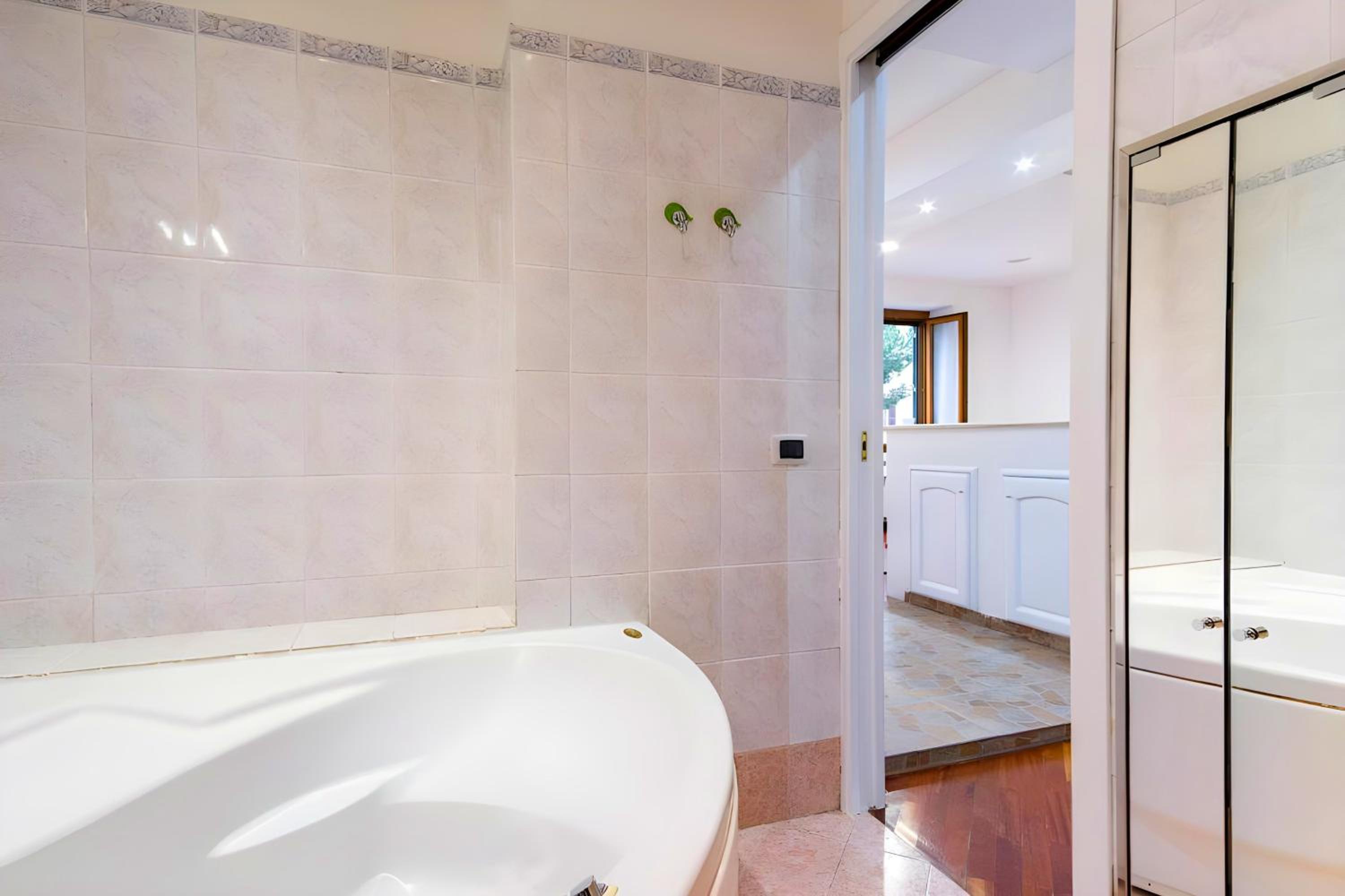 Elegantis San Giovanni Suite - Chic Apartment with Bathtub Near Historic Center, Metro & Tram Nearby