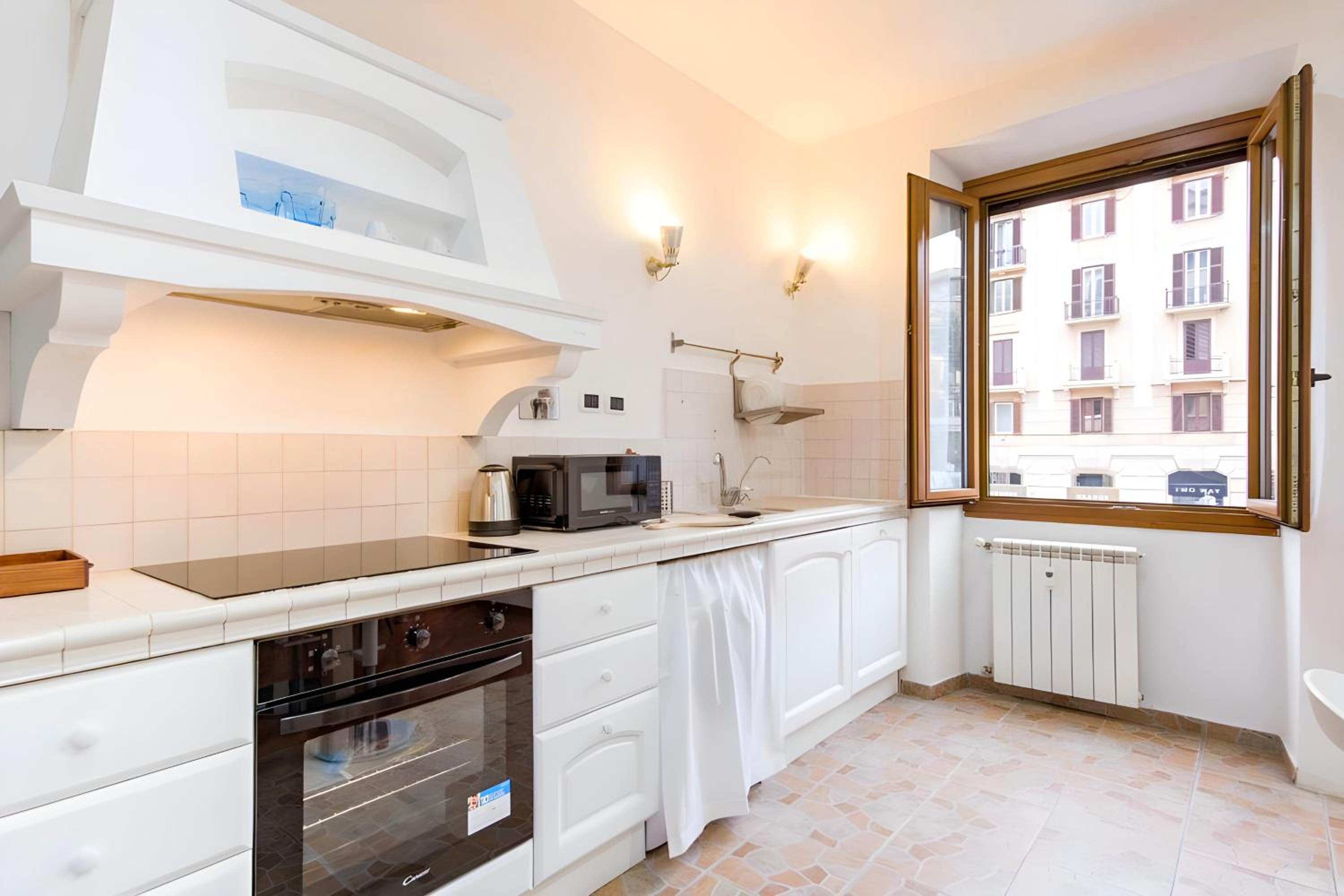 Elegantis San Giovanni Suite - Chic Apartment with Bathtub Near Historic Center, Metro & Tram Nearby