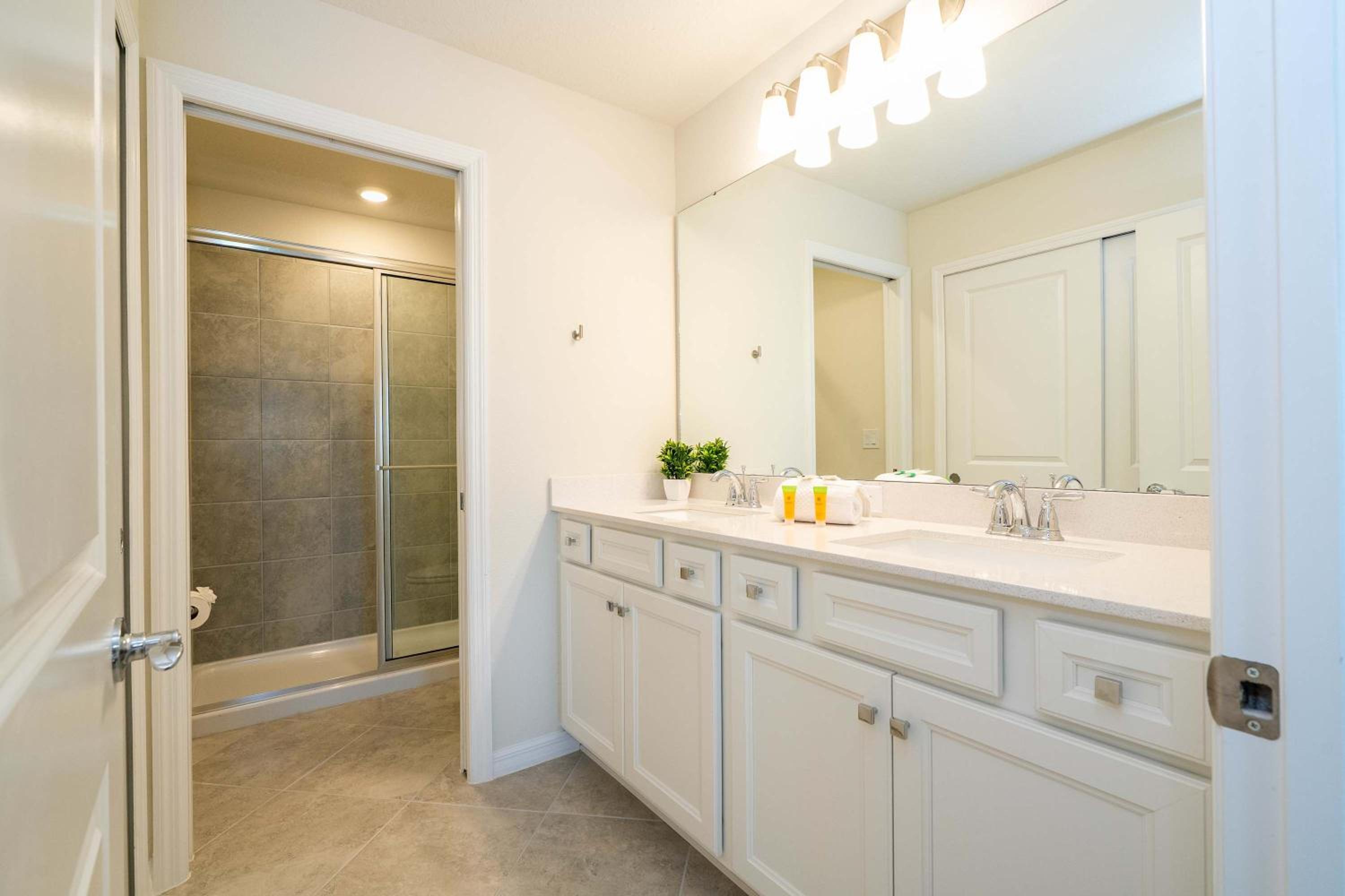 Family Friendly 5Bd near Disney Windsor Cay 16136