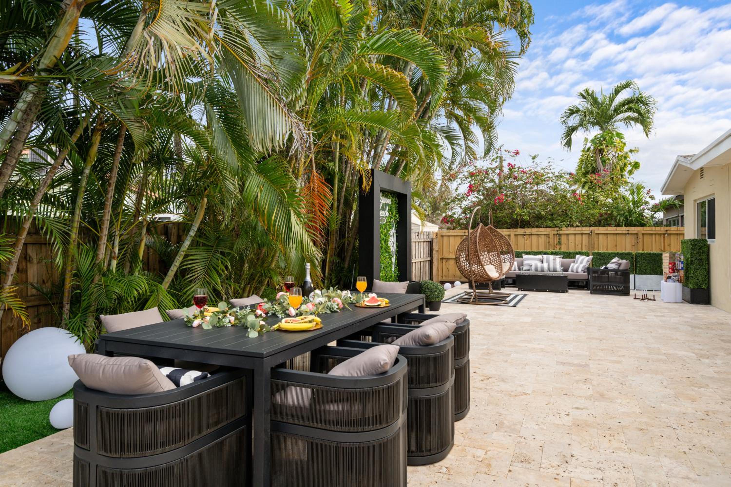 NEW Hollywood Luxury Villa, Game Room, Hot Tub 12, Fire Pit & BBQ