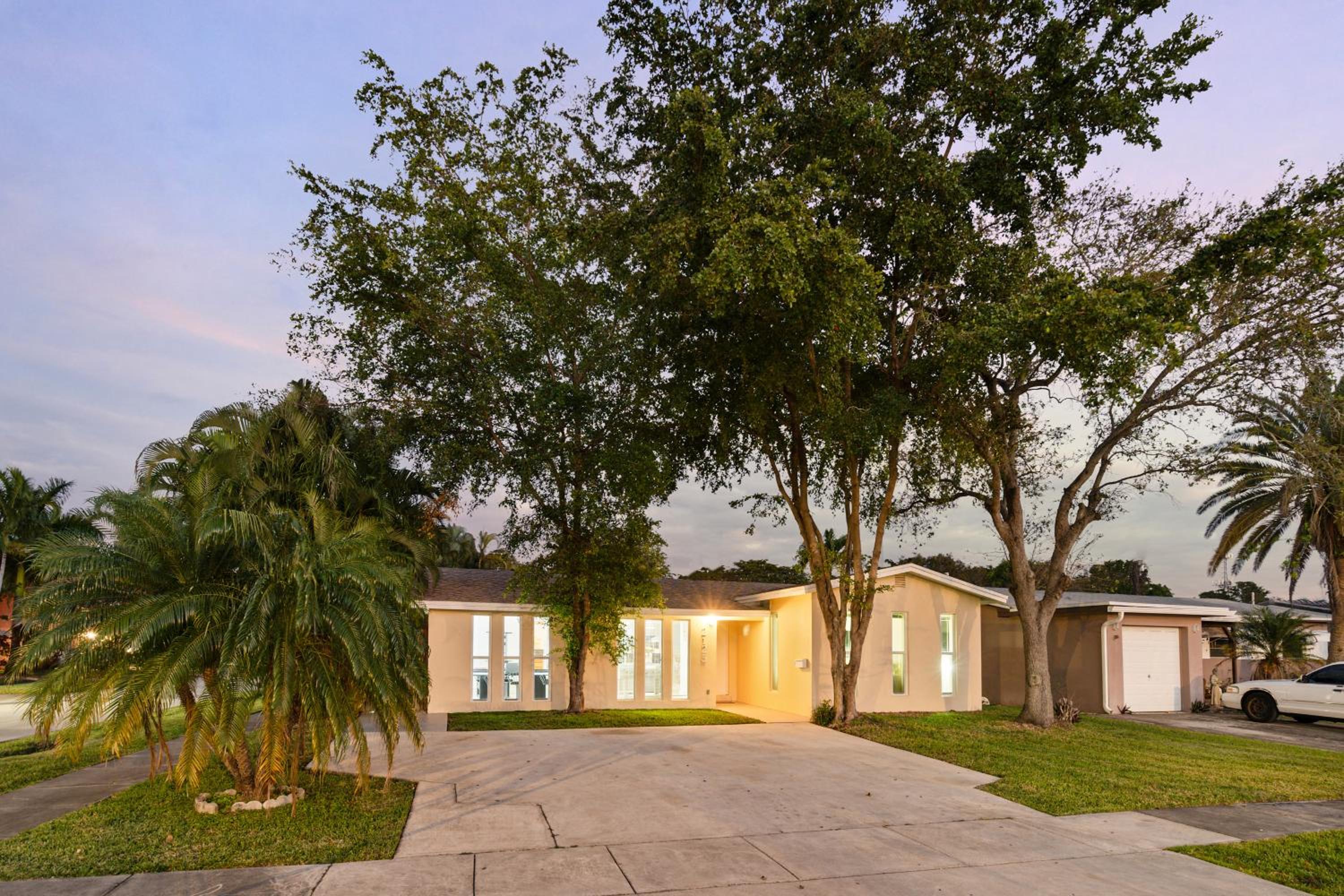 NEW Hollywood Luxury Villa, Game Room, Hot Tub 12, Fire Pit & BBQ