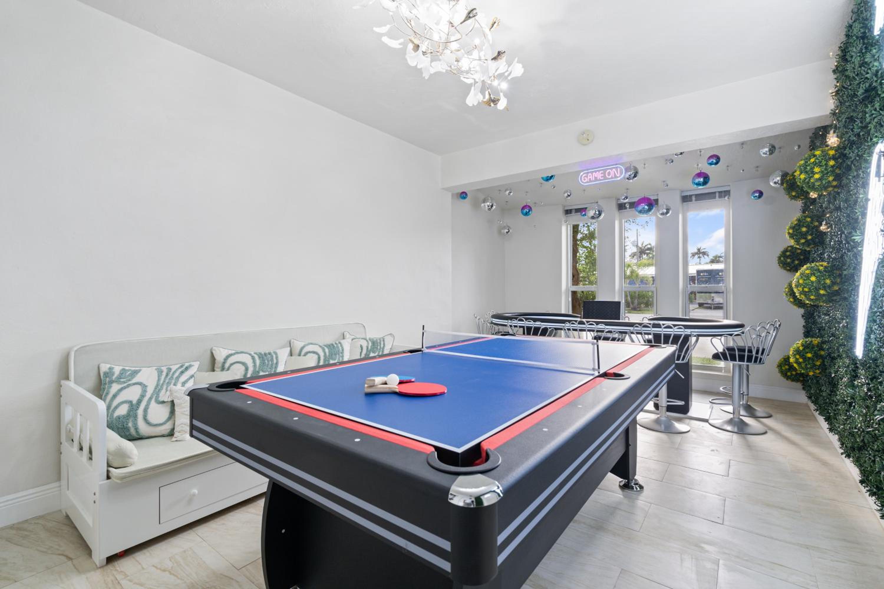 NEW Hollywood Luxury Villa, Game Room, Hot Tub 12, Fire Pit & BBQ