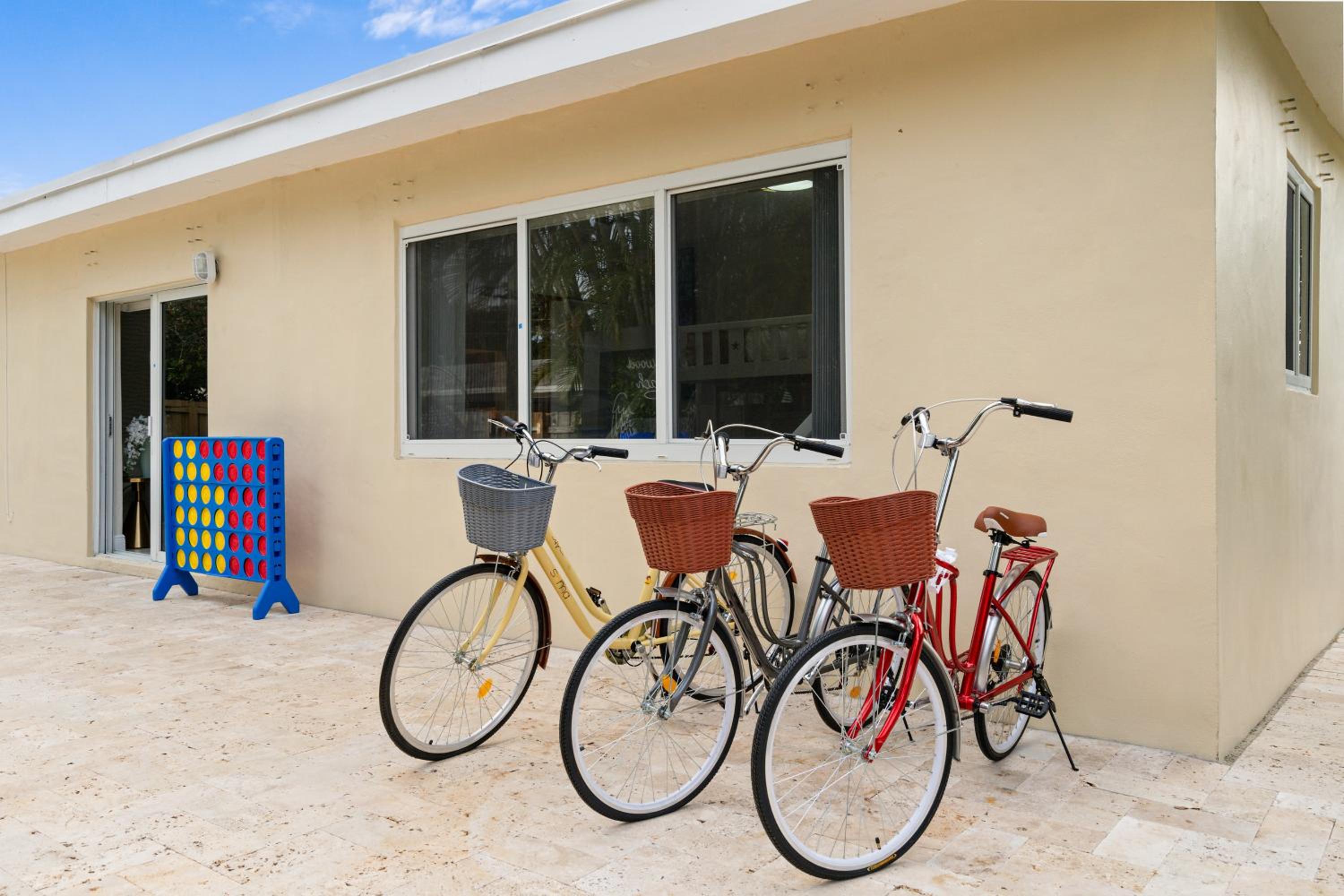 NEW Hollywood Luxury Villa, Game Room, Hot Tub 12, Fire Pit & BBQ