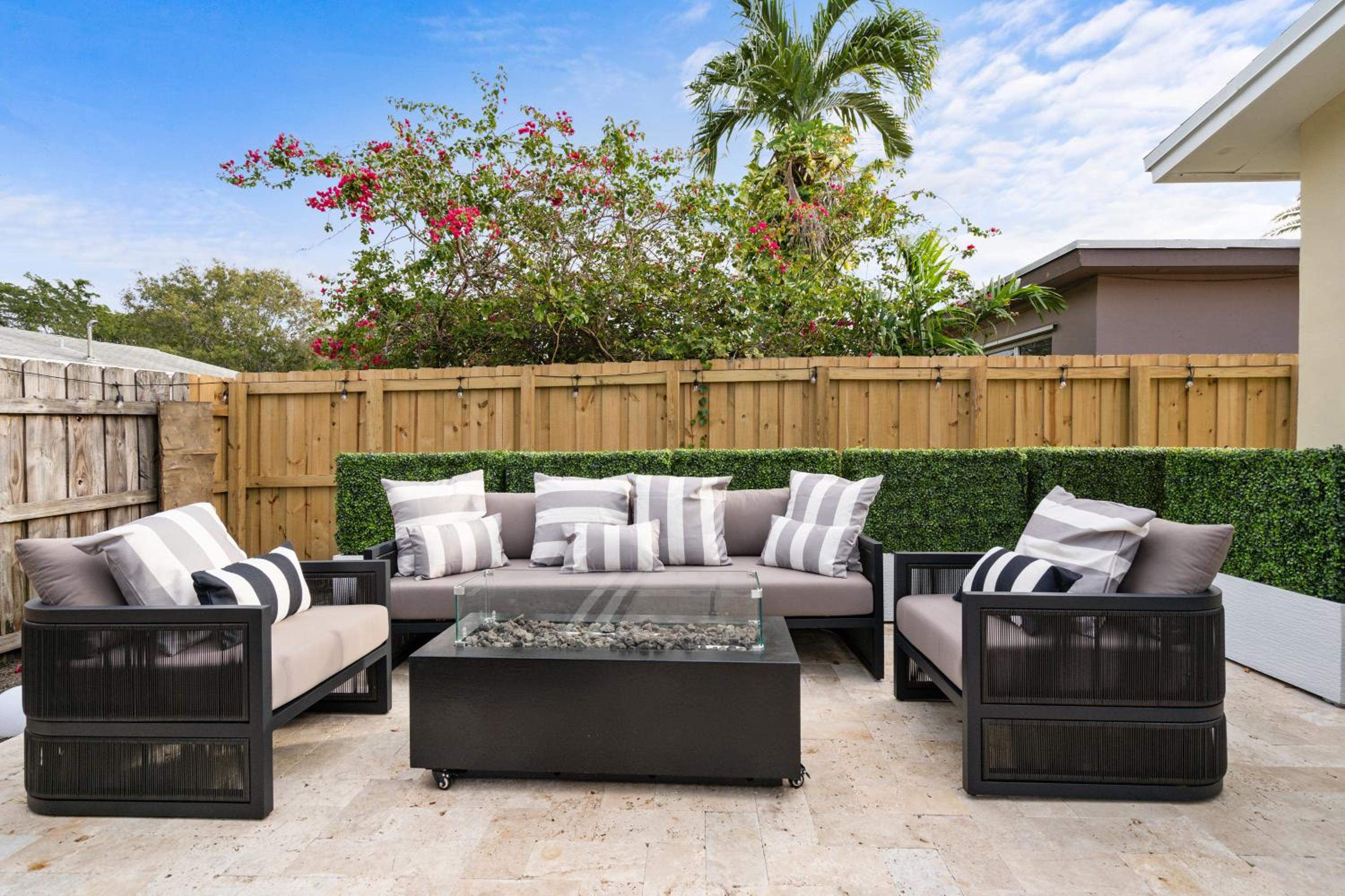 NEW Hollywood Luxury Villa, Game Room, Hot Tub 12, Fire Pit & BBQ