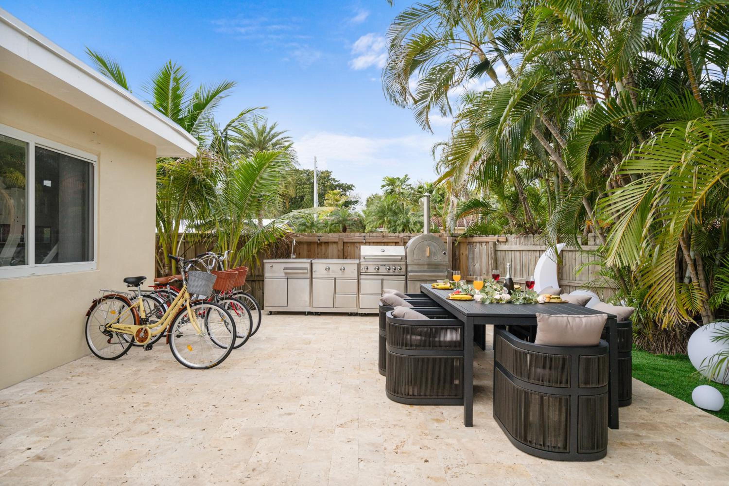 NEW Hollywood Luxury Villa, Game Room, Hot Tub 12, Fire Pit & BBQ