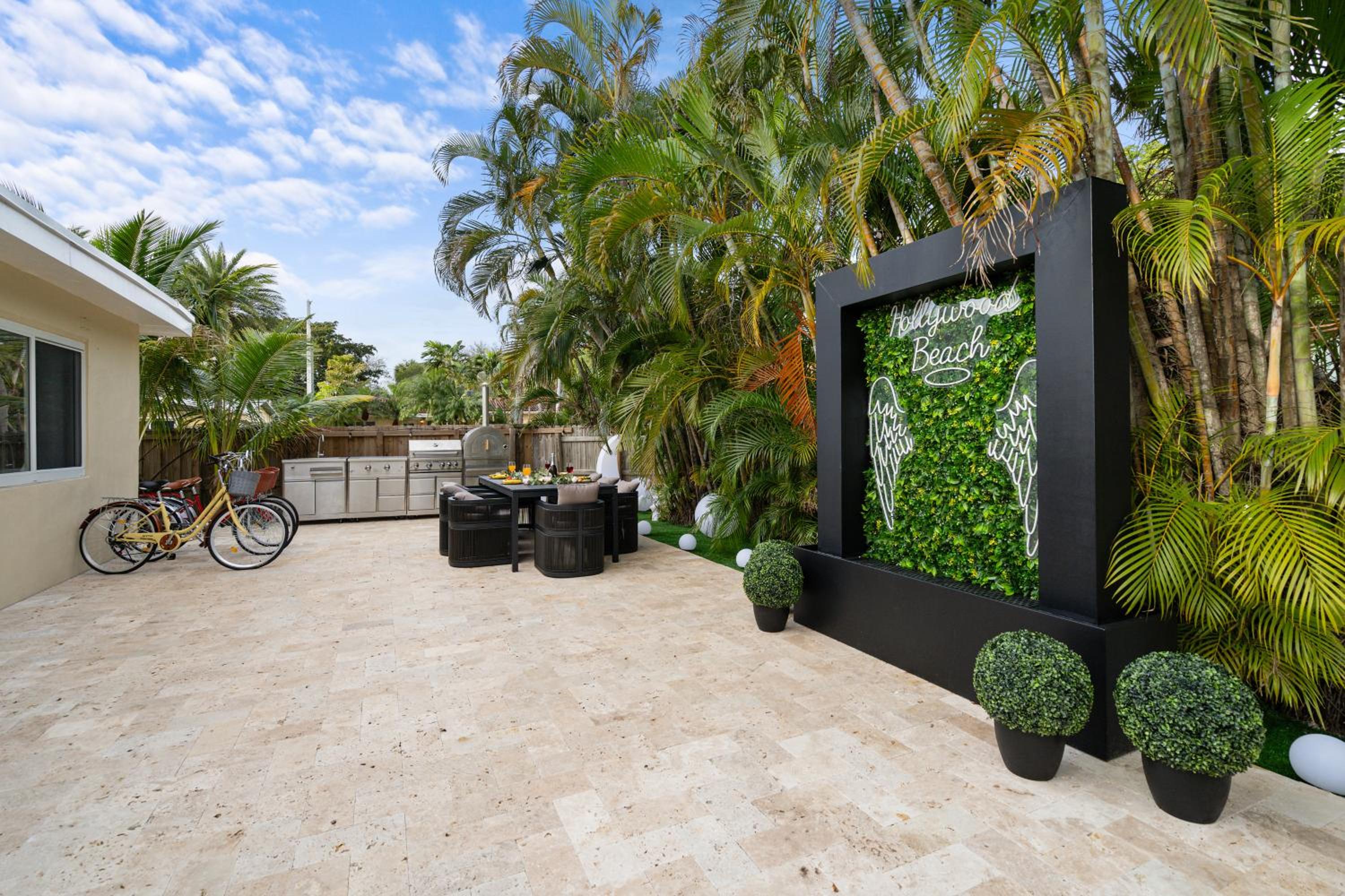 NEW Hollywood Luxury Villa, Game Room, Hot Tub 12, Fire Pit & BBQ
