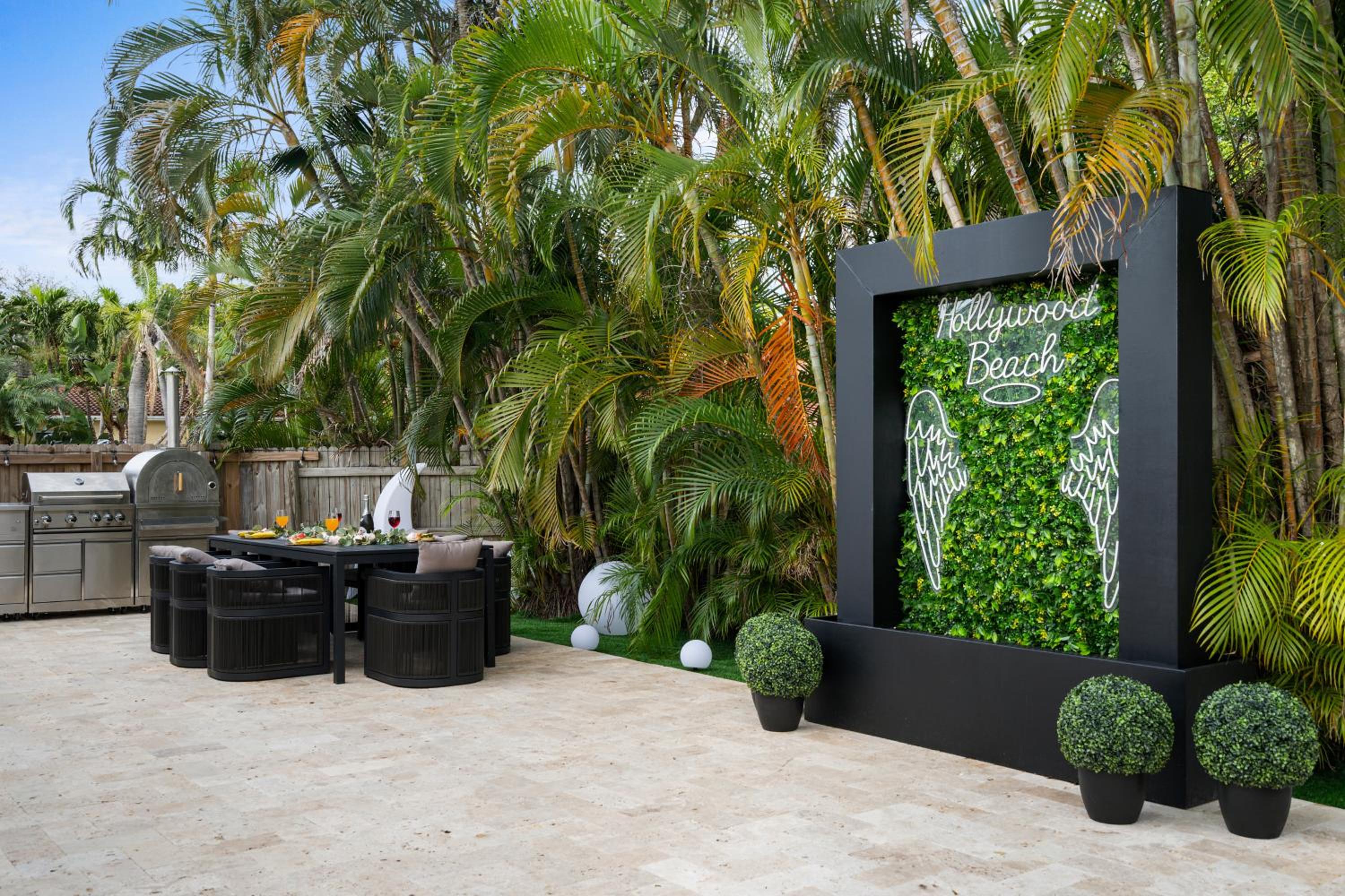 NEW Hollywood Luxury Villa, Game Room, Hot Tub 12, Fire Pit & BBQ