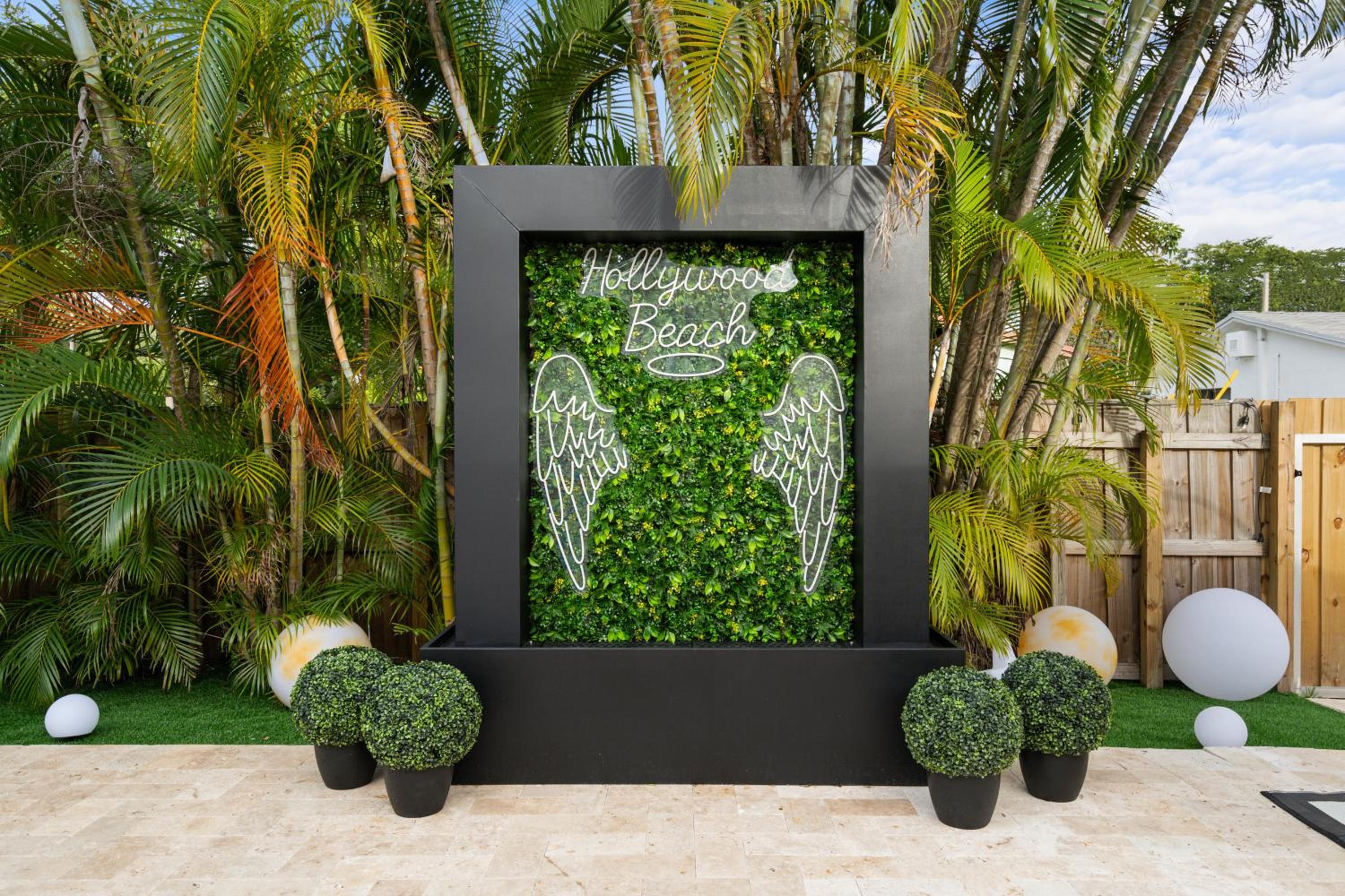 NEW Hollywood Luxury Villa, Game Room, Hot Tub 12, Fire Pit & BBQ