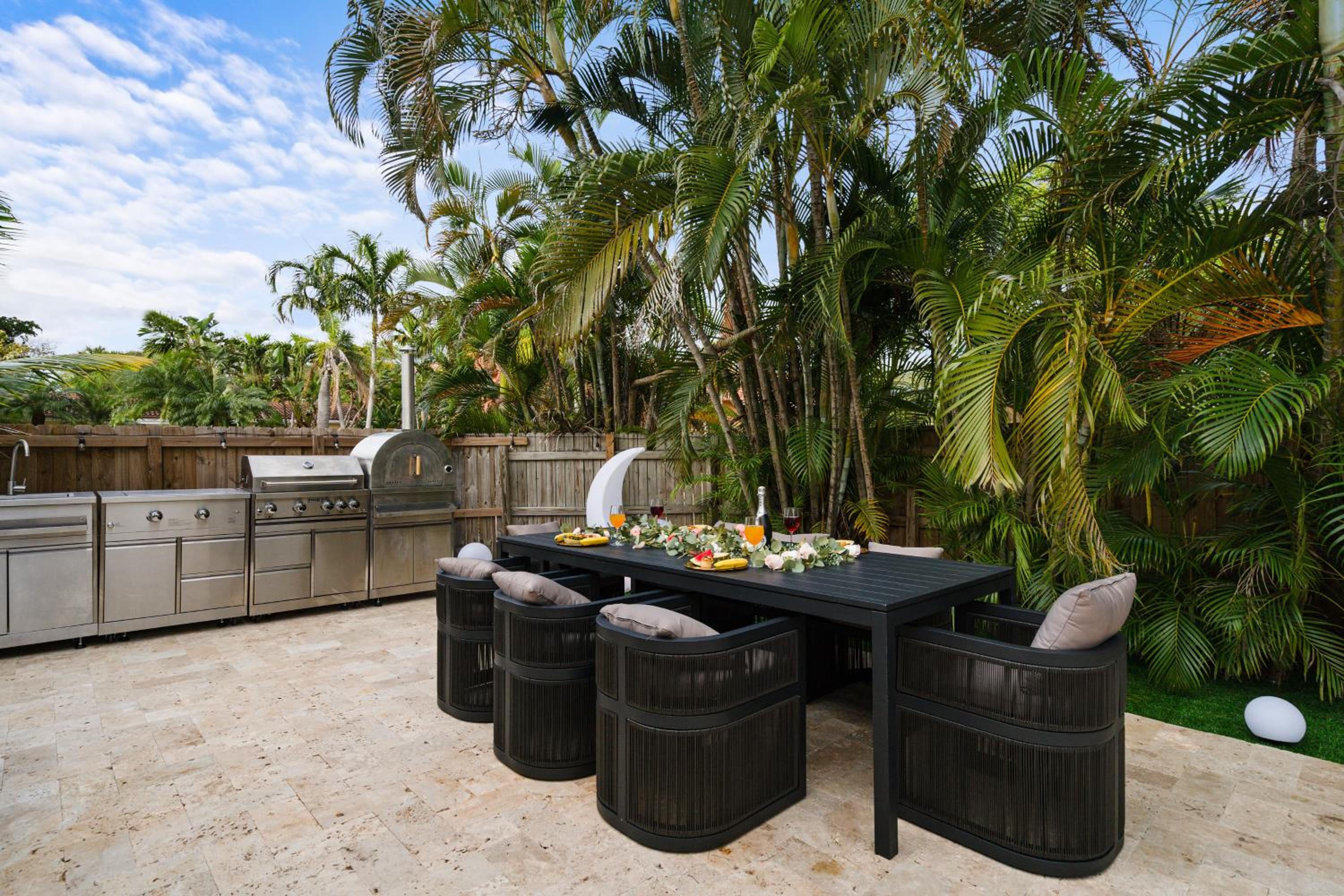 NEW Hollywood Luxury Villa, Game Room, Hot Tub 12, Fire Pit & BBQ