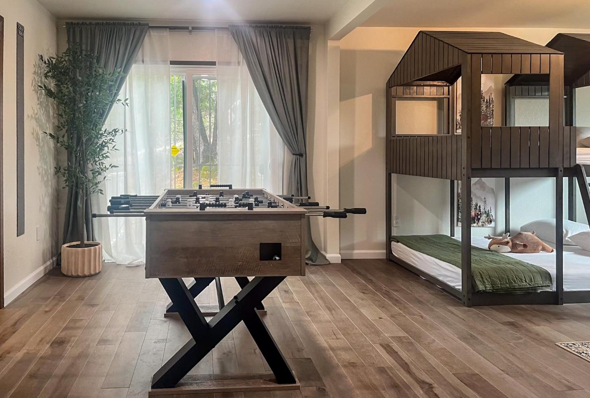 Yosemite Family Lodge I Sleeps 11 I Game Room