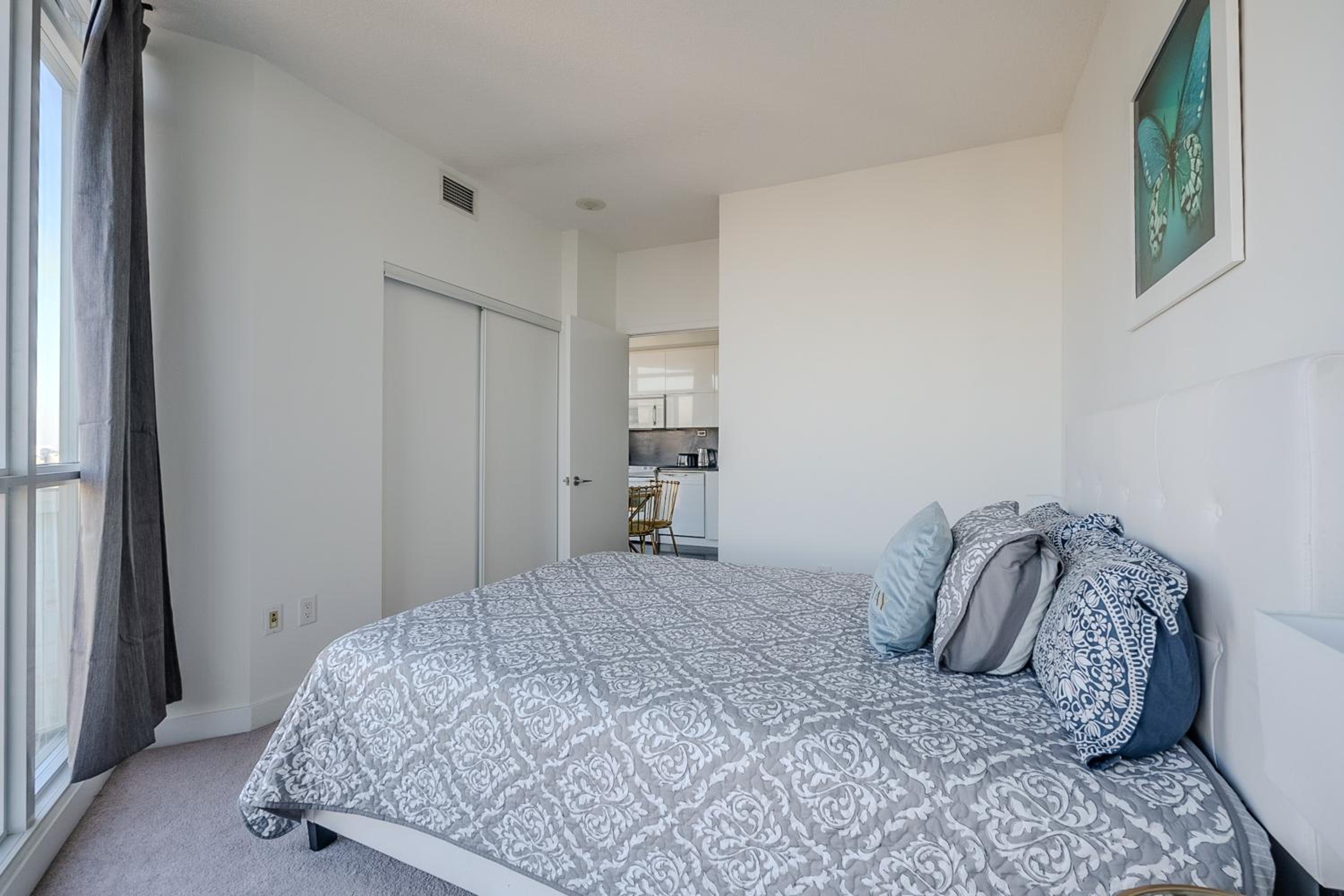 48th Floor CN Tower View 1 Bedroom Condo Iceboat Terrace Downtown Toronto